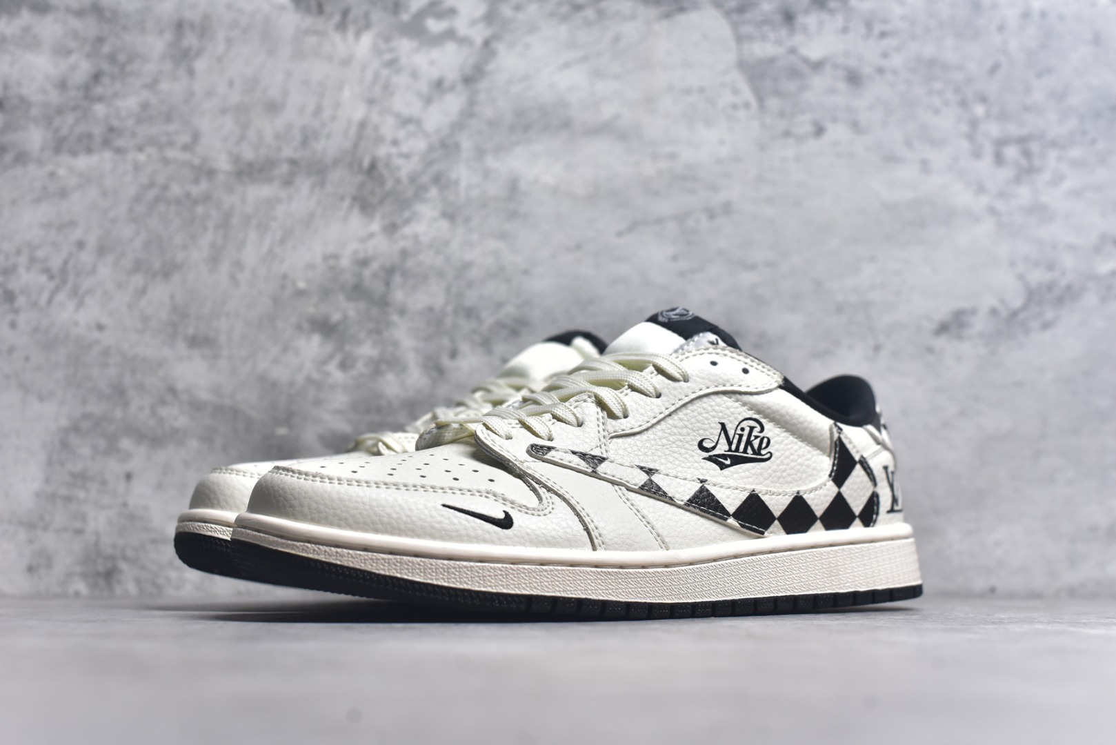 图片[2]-#Travis Scott x Fragment Design x Air Jordan 1 Low OG SP AJ1 乔1 LV联名 黑白格牛仔 低帮文化休闲板鞋 LD2028-047 #多方联名合作融合了Travis Scott 独特的音乐风格，藤原浩个性的设计风格以及Jordan品牌的经典元素 使其成为一双具有独特身份和价值的鞋子 清新而立体的外观加上联名标识更突出了其独特身份 这种配色方案显示出活力和时尚感 在视觉上引人注目 鞋身的质感和细腻的细节处理使其显得高端而格调十足 这款“倒钩”联名是设计与创意完美结合 融合多方的个性风格是一款备受瞩目的潮流鞋款 尺码：36 36.5 37.5 38 38.5 39 40 40.5 41 42 42.5 43 44 44.5 45 9.E5-选品中心