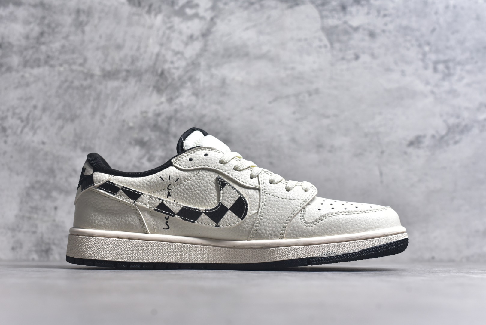 图片[3]-#Travis Scott x Fragment Design x Air Jordan 1 Low OG SP AJ1 乔1 LV联名 黑白格牛仔 低帮文化休闲板鞋 LD2028-047 #多方联名合作融合了Travis Scott 独特的音乐风格，藤原浩个性的设计风格以及Jordan品牌的经典元素 使其成为一双具有独特身份和价值的鞋子 清新而立体的外观加上联名标识更突出了其独特身份 这种配色方案显示出活力和时尚感 在视觉上引人注目 鞋身的质感和细腻的细节处理使其显得高端而格调十足 这款“倒钩”联名是设计与创意完美结合 融合多方的个性风格是一款备受瞩目的潮流鞋款 尺码：36 36.5 37.5 38 38.5 39 40 40.5 41 42 42.5 43 44 44.5 45 9.E5-选品中心