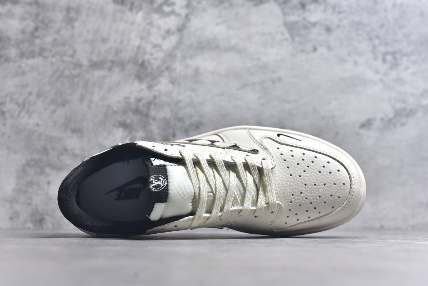 图片[4]-#Travis Scott x Fragment Design x Air Jordan 1 Low OG SP AJ1 乔1 LV联名 黑白格牛仔 低帮文化休闲板鞋 LD2028-047 #多方联名合作融合了Travis Scott 独特的音乐风格，藤原浩个性的设计风格以及Jordan品牌的经典元素 使其成为一双具有独特身份和价值的鞋子 清新而立体的外观加上联名标识更突出了其独特身份 这种配色方案显示出活力和时尚感 在视觉上引人注目 鞋身的质感和细腻的细节处理使其显得高端而格调十足 这款“倒钩”联名是设计与创意完美结合 融合多方的个性风格是一款备受瞩目的潮流鞋款 尺码：36 36.5 37.5 38 38.5 39 40 40.5 41 42 42.5 43 44 44.5 45 9.E5-选品中心