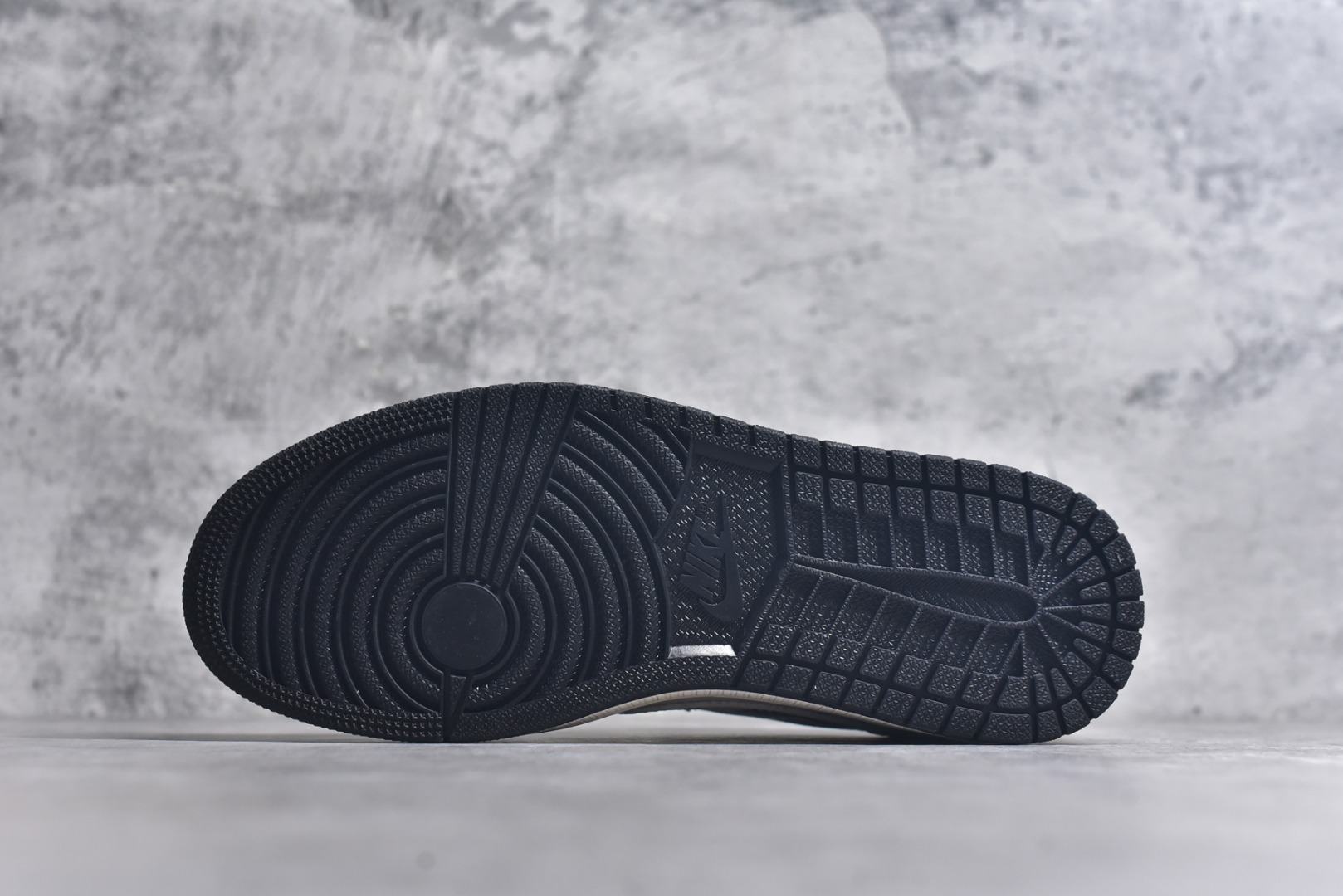 图片[6]-#Travis Scott x Fragment Design x Air Jordan 1 Low OG SP AJ1 乔1 LV联名 黑白格牛仔 低帮文化休闲板鞋 LD2028-047 #多方联名合作融合了Travis Scott 独特的音乐风格，藤原浩个性的设计风格以及Jordan品牌的经典元素 使其成为一双具有独特身份和价值的鞋子 清新而立体的外观加上联名标识更突出了其独特身份 这种配色方案显示出活力和时尚感 在视觉上引人注目 鞋身的质感和细腻的细节处理使其显得高端而格调十足 这款“倒钩”联名是设计与创意完美结合 融合多方的个性风格是一款备受瞩目的潮流鞋款 尺码：36 36.5 37.5 38 38.5 39 40 40.5 41 42 42.5 43 44 44.5 45 9.E5-选品中心