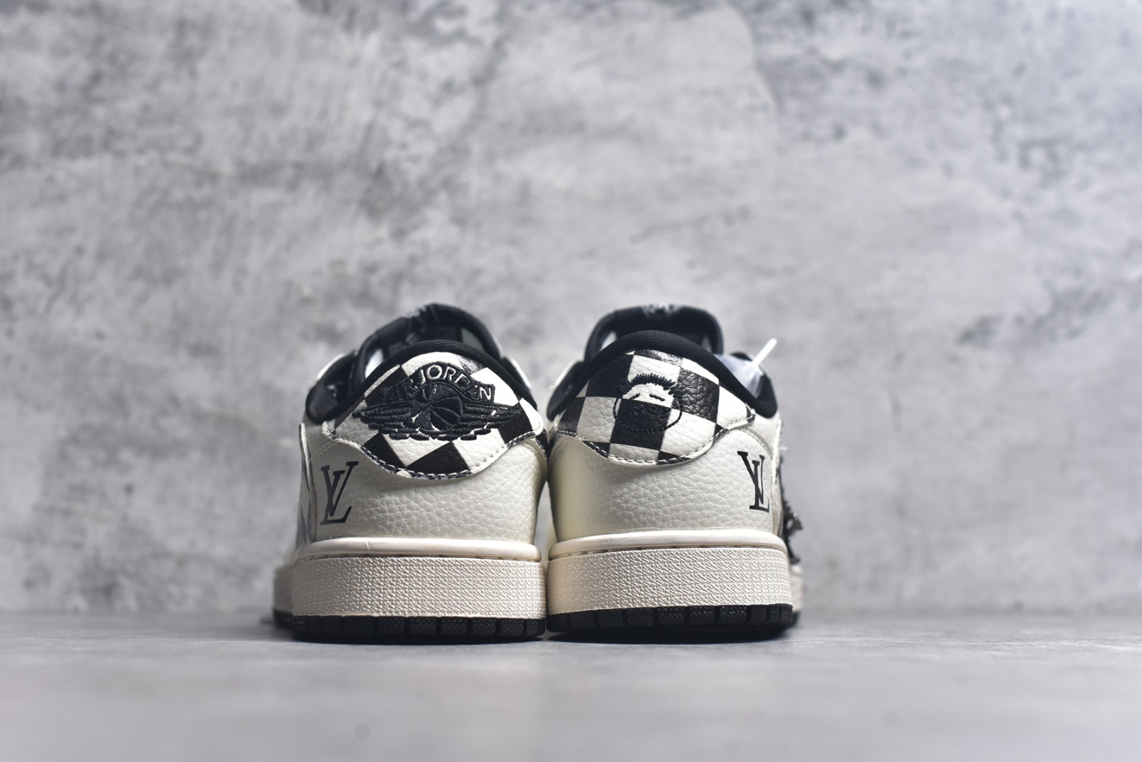 图片[5]-#Travis Scott x Fragment Design x Air Jordan 1 Low OG SP AJ1 乔1 LV联名 黑白格牛仔 低帮文化休闲板鞋 LD2028-047 #多方联名合作融合了Travis Scott 独特的音乐风格，藤原浩个性的设计风格以及Jordan品牌的经典元素 使其成为一双具有独特身份和价值的鞋子 清新而立体的外观加上联名标识更突出了其独特身份 这种配色方案显示出活力和时尚感 在视觉上引人注目 鞋身的质感和细腻的细节处理使其显得高端而格调十足 这款“倒钩”联名是设计与创意完美结合 融合多方的个性风格是一款备受瞩目的潮流鞋款 尺码：36 36.5 37.5 38 38.5 39 40 40.5 41 42 42.5 43 44 44.5 45 9.E5-选品中心