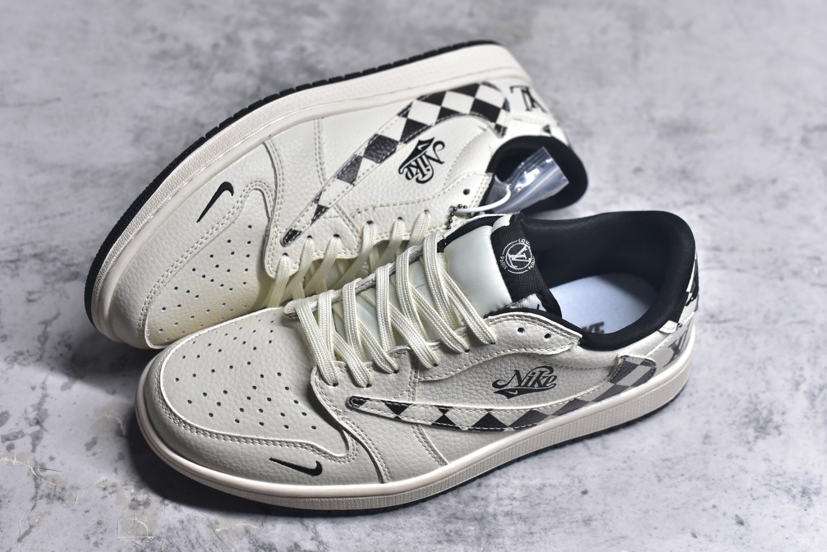 图片[7]-#Travis Scott x Fragment Design x Air Jordan 1 Low OG SP AJ1 乔1 LV联名 黑白格牛仔 低帮文化休闲板鞋 LD2028-047 #多方联名合作融合了Travis Scott 独特的音乐风格，藤原浩个性的设计风格以及Jordan品牌的经典元素 使其成为一双具有独特身份和价值的鞋子 清新而立体的外观加上联名标识更突出了其独特身份 这种配色方案显示出活力和时尚感 在视觉上引人注目 鞋身的质感和细腻的细节处理使其显得高端而格调十足 这款“倒钩”联名是设计与创意完美结合 融合多方的个性风格是一款备受瞩目的潮流鞋款 尺码：36 36.5 37.5 38 38.5 39 40 40.5 41 42 42.5 43 44 44.5 45 9.E5-选品中心