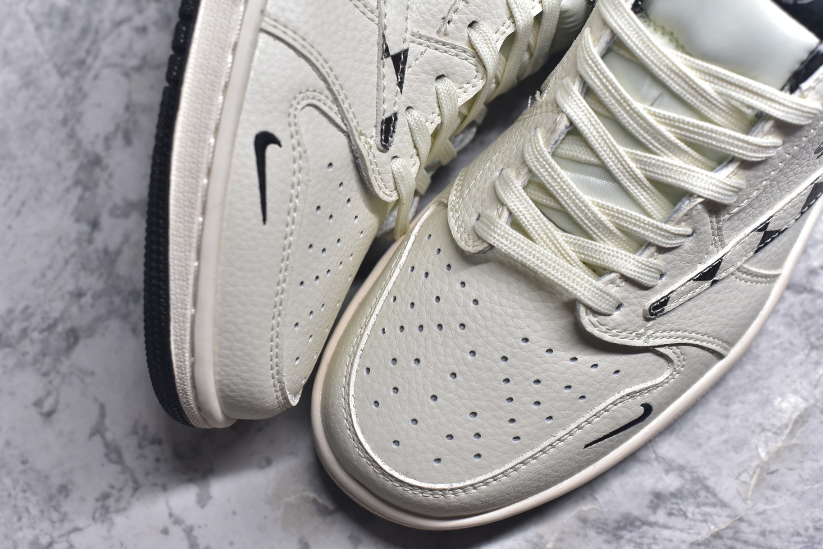 图片[8]-#Travis Scott x Fragment Design x Air Jordan 1 Low OG SP AJ1 乔1 LV联名 黑白格牛仔 低帮文化休闲板鞋 LD2028-047 #多方联名合作融合了Travis Scott 独特的音乐风格，藤原浩个性的设计风格以及Jordan品牌的经典元素 使其成为一双具有独特身份和价值的鞋子 清新而立体的外观加上联名标识更突出了其独特身份 这种配色方案显示出活力和时尚感 在视觉上引人注目 鞋身的质感和细腻的细节处理使其显得高端而格调十足 这款“倒钩”联名是设计与创意完美结合 融合多方的个性风格是一款备受瞩目的潮流鞋款 尺码：36 36.5 37.5 38 38.5 39 40 40.5 41 42 42.5 43 44 44.5 45 9.E5-选品中心