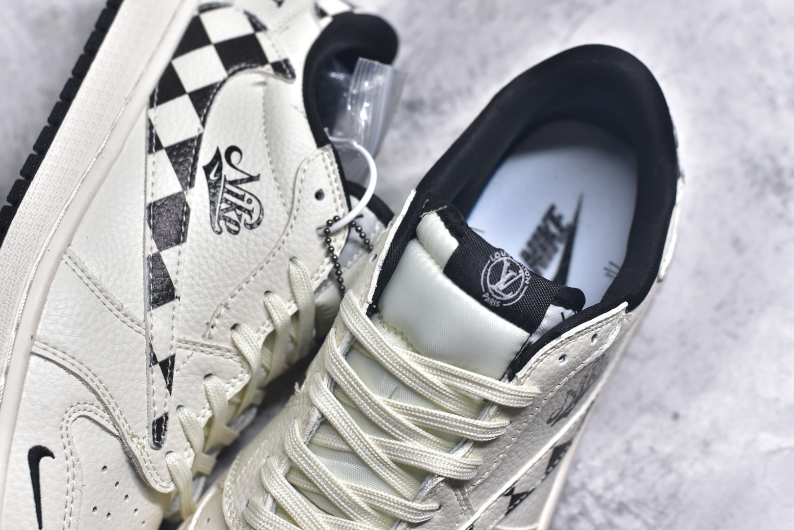 图片[9]-#Travis Scott x Fragment Design x Air Jordan 1 Low OG SP AJ1 乔1 LV联名 黑白格牛仔 低帮文化休闲板鞋 LD2028-047 #多方联名合作融合了Travis Scott 独特的音乐风格，藤原浩个性的设计风格以及Jordan品牌的经典元素 使其成为一双具有独特身份和价值的鞋子 清新而立体的外观加上联名标识更突出了其独特身份 这种配色方案显示出活力和时尚感 在视觉上引人注目 鞋身的质感和细腻的细节处理使其显得高端而格调十足 这款“倒钩”联名是设计与创意完美结合 融合多方的个性风格是一款备受瞩目的潮流鞋款 尺码：36 36.5 37.5 38 38.5 39 40 40.5 41 42 42.5 43 44 44.5 45 9.E5-选品中心