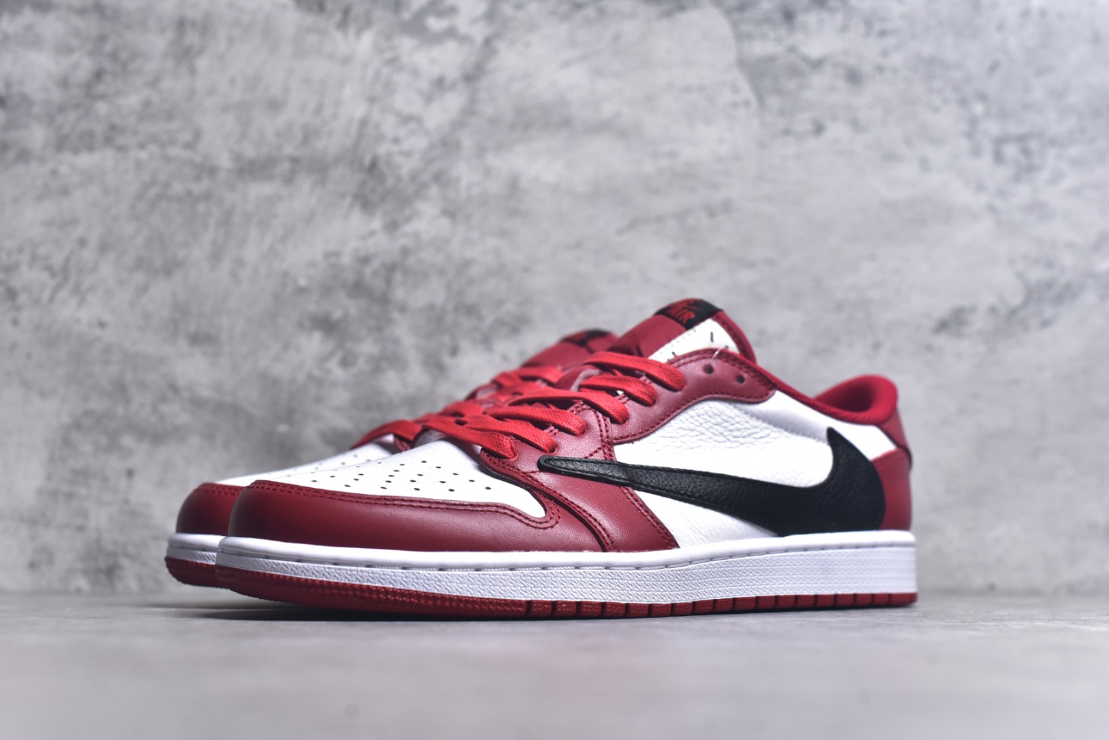图片[2]-#Travis Scott x Air Jordan AJ1 Low OG SP TS联名倒钩低帮 白红倒钩定制款 DM7866-101 知名大厂出品 纯原第一梯队版本 产品品控稳定性领先行业 各方面均可对飙市面通货版 SZ原厂全套原楦原纸板冲刀磨具开发 原厂皮料加持 原厂港宝加持定型后跟R度完美 同源原厂电绣 鬼脸飞翼针数密度立体效果一致 百分百一致原鞋 原厂拉帮工艺 针距密度一致 后跟弧度收口自然不对折 极致一眼正品既视感 进口玻璃冲刀皮料裁剪零毛边 全鞋电脑针车工艺 品控清洁度最高QC检验标准 免检产品 原厂订购鞋盒、鞋标、防尘纸、鞋撑、鞋带 追求极致的原厂味道！ 尺码：36-48.5-选品中心