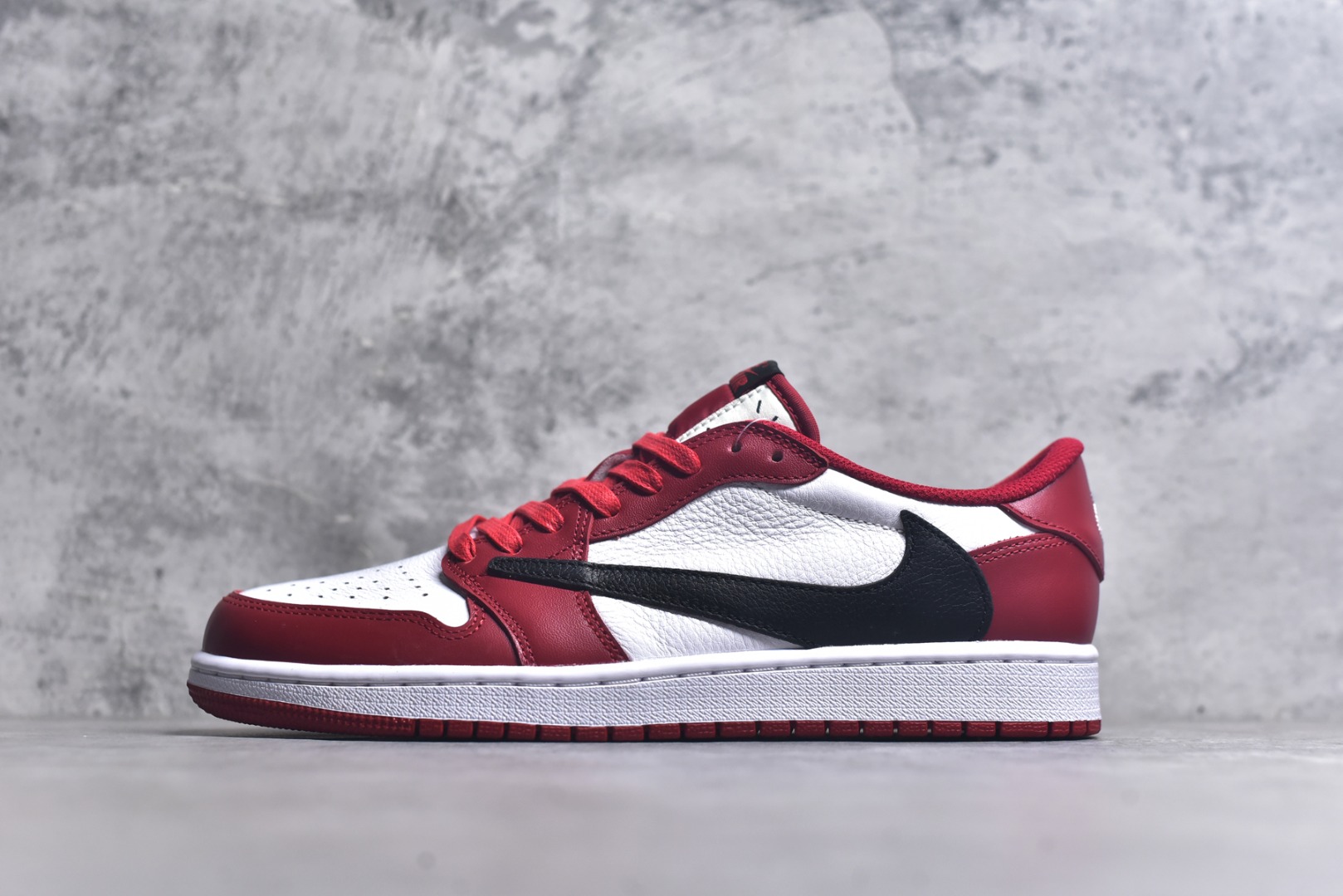 #Travis Scott x Air Jordan AJ1 Low OG SP TS联名倒钩低帮 白红倒钩定制款 DM7866-101 知名大厂出品 纯原第一梯队版本 产品品控稳定性领先行业 各方面均可对飙市面通货版 SZ原厂全套原楦原纸板冲刀磨具开发 原厂皮料加持 原厂港宝加持定型后跟R度完美 同源原厂电绣 鬼脸飞翼针数密度立体效果一致 百分百一致原鞋 原厂拉帮工艺 针距密度一致 后跟弧度收口自然不对折 极致一眼正品既视感 进口玻璃冲刀皮料裁剪零毛边 全鞋电脑针车工艺 品控清洁度最高QC检验标准 免检产品 原厂订购鞋盒、鞋标、防尘纸、鞋撑、鞋带 追求极致的原厂味道！ 尺码：36-48.5-选品中心