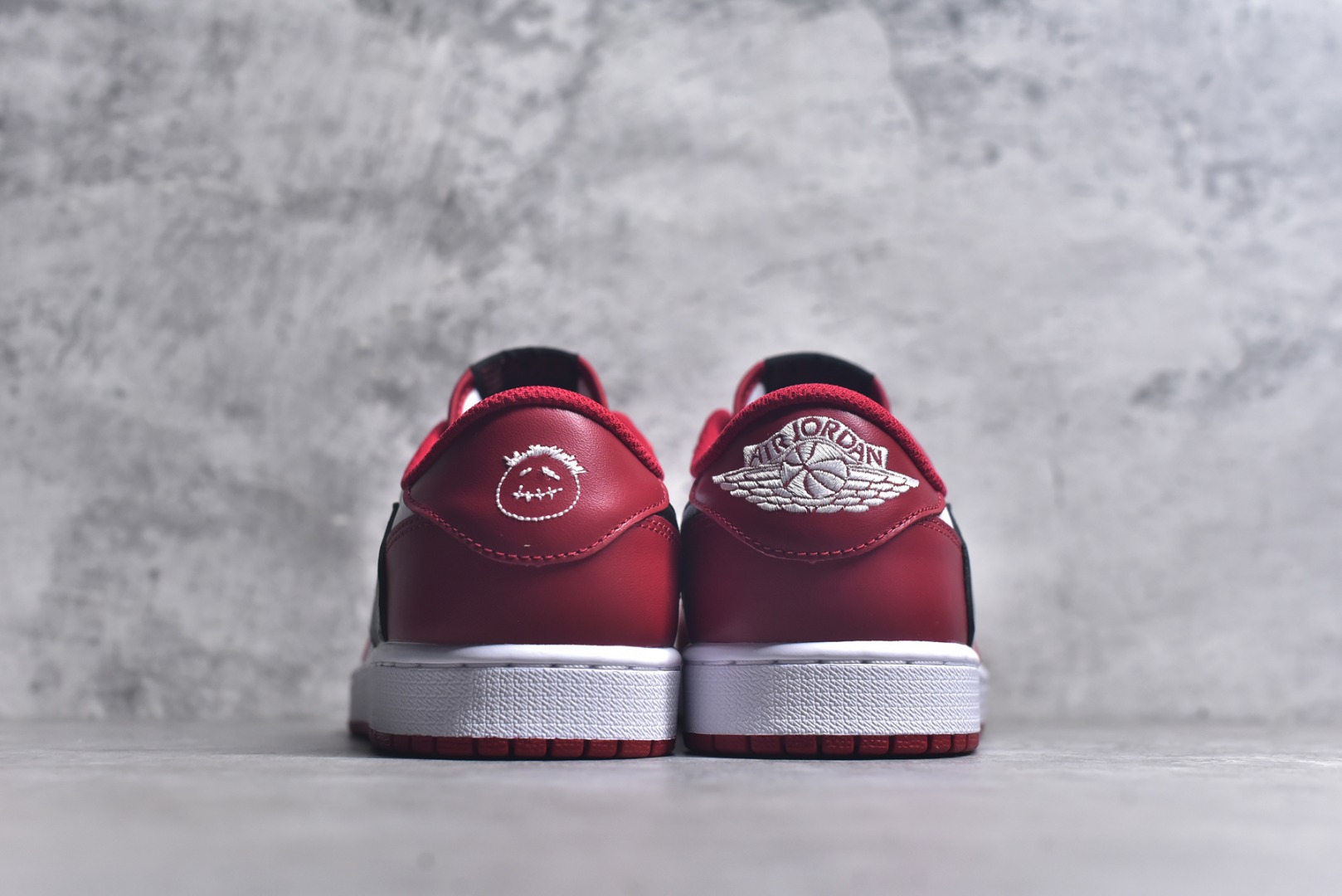 图片[5]-#Travis Scott x Air Jordan AJ1 Low OG SP TS联名倒钩低帮 白红倒钩定制款 DM7866-101 知名大厂出品 纯原第一梯队版本 产品品控稳定性领先行业 各方面均可对飙市面通货版 SZ原厂全套原楦原纸板冲刀磨具开发 原厂皮料加持 原厂港宝加持定型后跟R度完美 同源原厂电绣 鬼脸飞翼针数密度立体效果一致 百分百一致原鞋 原厂拉帮工艺 针距密度一致 后跟弧度收口自然不对折 极致一眼正品既视感 进口玻璃冲刀皮料裁剪零毛边 全鞋电脑针车工艺 品控清洁度最高QC检验标准 免检产品 原厂订购鞋盒、鞋标、防尘纸、鞋撑、鞋带 追求极致的原厂味道！ 尺码：36-48.5-选品中心