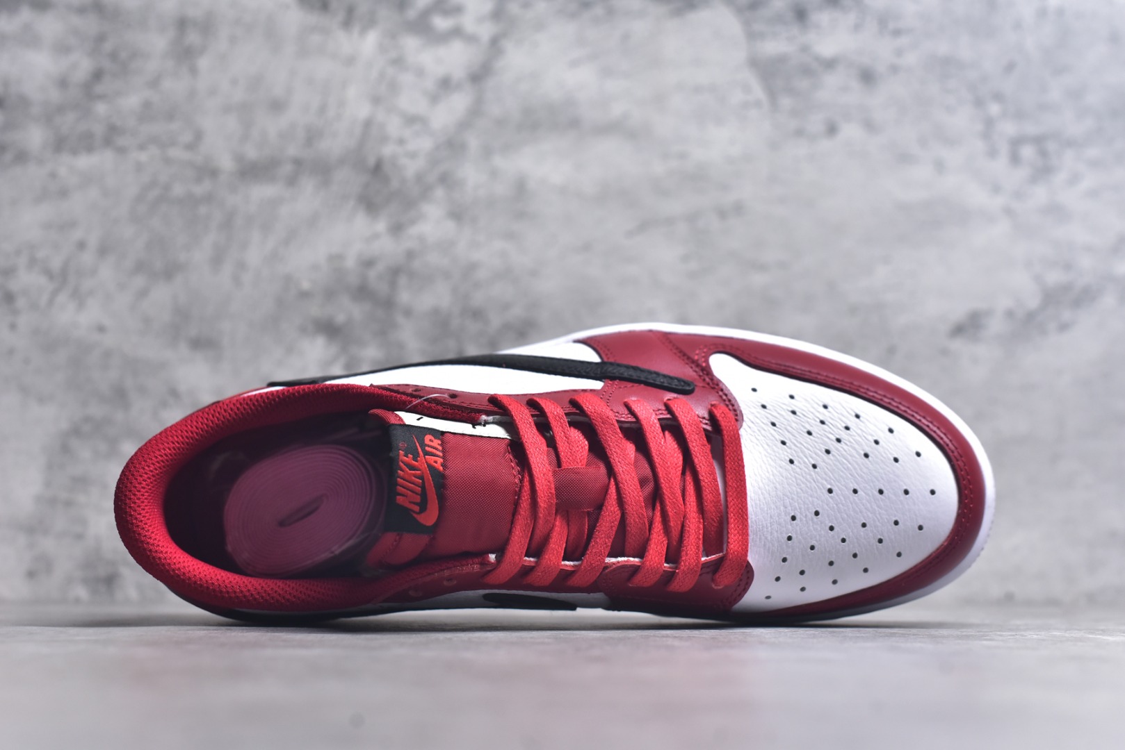 图片[4]-#Travis Scott x Air Jordan AJ1 Low OG SP TS联名倒钩低帮 白红倒钩定制款 DM7866-101 知名大厂出品 纯原第一梯队版本 产品品控稳定性领先行业 各方面均可对飙市面通货版 SZ原厂全套原楦原纸板冲刀磨具开发 原厂皮料加持 原厂港宝加持定型后跟R度完美 同源原厂电绣 鬼脸飞翼针数密度立体效果一致 百分百一致原鞋 原厂拉帮工艺 针距密度一致 后跟弧度收口自然不对折 极致一眼正品既视感 进口玻璃冲刀皮料裁剪零毛边 全鞋电脑针车工艺 品控清洁度最高QC检验标准 免检产品 原厂订购鞋盒、鞋标、防尘纸、鞋撑、鞋带 追求极致的原厂味道！ 尺码：36-48.5-选品中心