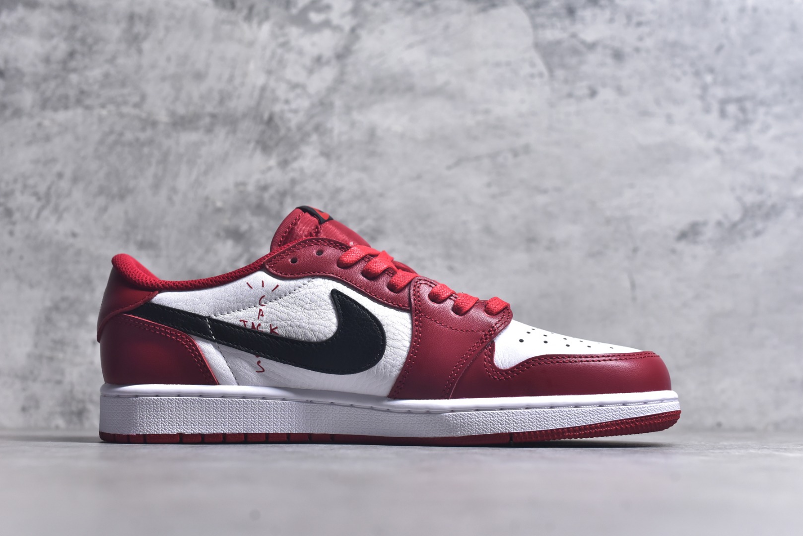 图片[3]-#Travis Scott x Air Jordan AJ1 Low OG SP TS联名倒钩低帮 白红倒钩定制款 DM7866-101 知名大厂出品 纯原第一梯队版本 产品品控稳定性领先行业 各方面均可对飙市面通货版 SZ原厂全套原楦原纸板冲刀磨具开发 原厂皮料加持 原厂港宝加持定型后跟R度完美 同源原厂电绣 鬼脸飞翼针数密度立体效果一致 百分百一致原鞋 原厂拉帮工艺 针距密度一致 后跟弧度收口自然不对折 极致一眼正品既视感 进口玻璃冲刀皮料裁剪零毛边 全鞋电脑针车工艺 品控清洁度最高QC检验标准 免检产品 原厂订购鞋盒、鞋标、防尘纸、鞋撑、鞋带 追求极致的原厂味道！ 尺码：36-48.5-选品中心