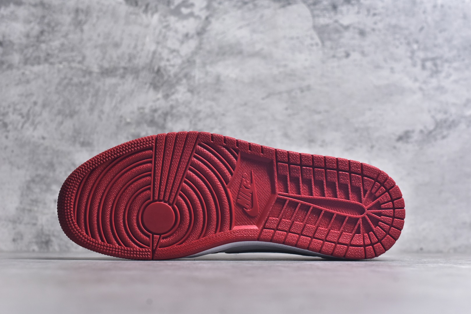图片[6]-#Travis Scott x Air Jordan AJ1 Low OG SP TS联名倒钩低帮 白红倒钩定制款 DM7866-101 知名大厂出品 纯原第一梯队版本 产品品控稳定性领先行业 各方面均可对飙市面通货版 SZ原厂全套原楦原纸板冲刀磨具开发 原厂皮料加持 原厂港宝加持定型后跟R度完美 同源原厂电绣 鬼脸飞翼针数密度立体效果一致 百分百一致原鞋 原厂拉帮工艺 针距密度一致 后跟弧度收口自然不对折 极致一眼正品既视感 进口玻璃冲刀皮料裁剪零毛边 全鞋电脑针车工艺 品控清洁度最高QC检验标准 免检产品 原厂订购鞋盒、鞋标、防尘纸、鞋撑、鞋带 追求极致的原厂味道！ 尺码：36-48.5-选品中心