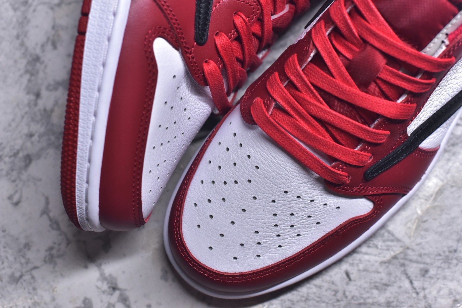图片[8]-#Travis Scott x Air Jordan AJ1 Low OG SP TS联名倒钩低帮 白红倒钩定制款 DM7866-101 知名大厂出品 纯原第一梯队版本 产品品控稳定性领先行业 各方面均可对飙市面通货版 SZ原厂全套原楦原纸板冲刀磨具开发 原厂皮料加持 原厂港宝加持定型后跟R度完美 同源原厂电绣 鬼脸飞翼针数密度立体效果一致 百分百一致原鞋 原厂拉帮工艺 针距密度一致 后跟弧度收口自然不对折 极致一眼正品既视感 进口玻璃冲刀皮料裁剪零毛边 全鞋电脑针车工艺 品控清洁度最高QC检验标准 免检产品 原厂订购鞋盒、鞋标、防尘纸、鞋撑、鞋带 追求极致的原厂味道！ 尺码：36-48.5-选品中心
