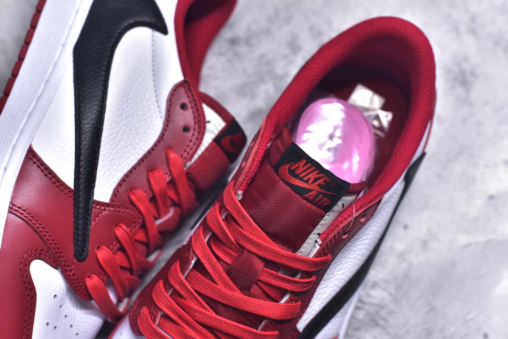 图片[9]-#Travis Scott x Air Jordan AJ1 Low OG SP TS联名倒钩低帮 白红倒钩定制款 DM7866-101 知名大厂出品 纯原第一梯队版本 产品品控稳定性领先行业 各方面均可对飙市面通货版 SZ原厂全套原楦原纸板冲刀磨具开发 原厂皮料加持 原厂港宝加持定型后跟R度完美 同源原厂电绣 鬼脸飞翼针数密度立体效果一致 百分百一致原鞋 原厂拉帮工艺 针距密度一致 后跟弧度收口自然不对折 极致一眼正品既视感 进口玻璃冲刀皮料裁剪零毛边 全鞋电脑针车工艺 品控清洁度最高QC检验标准 免检产品 原厂订购鞋盒、鞋标、防尘纸、鞋撑、鞋带 追求极致的原厂味道！ 尺码：36-48.5-选品中心