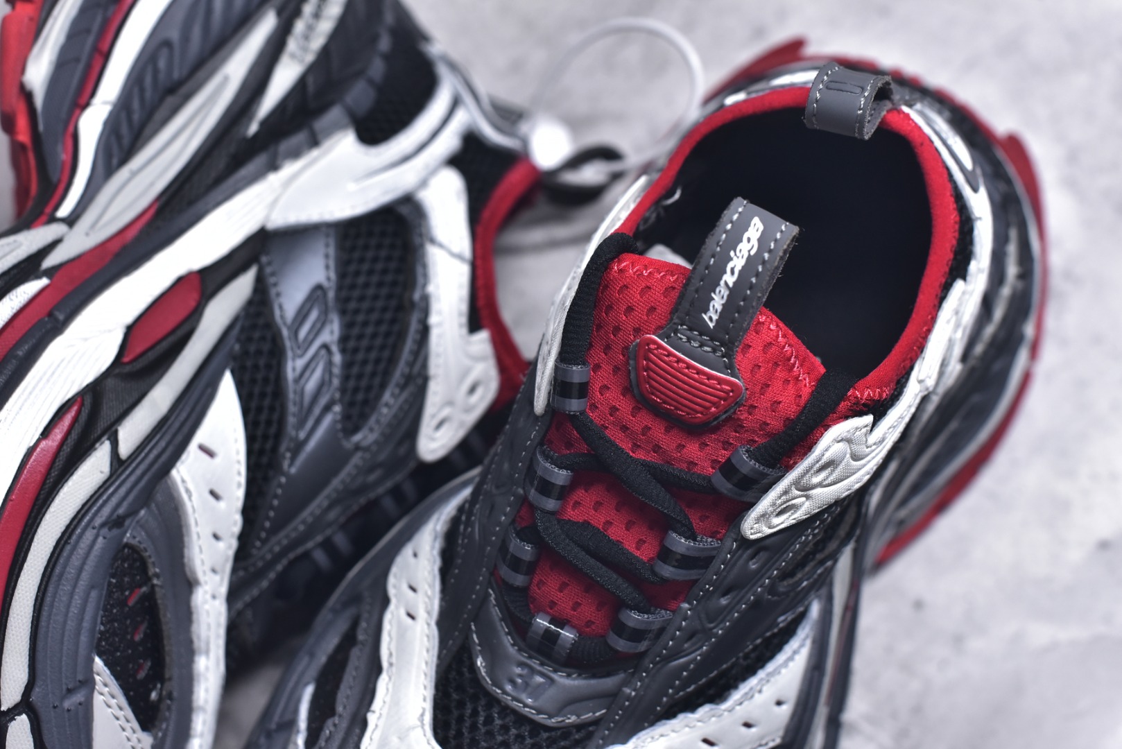 图片[9]-#Balenciaga巴黎世家 Platform 厚底系带 老爹鞋 17代黑白红 灰红 XA纯原生产线出品独家工艺 夸张鞋型 超厚鞋底 同步原鞋 用一双「旧鞋」传递复古感 后侧板、翘起的鞋头 则展示了 Demna 在结构上的未来构想 原装大盒从里到外一切百分百还原官方配置，区别市面所有版本，一切细节高端还原 ，欢迎挑刺 ，碾压一切版本 货号：821137 WPLTF 1160 尺码：35 36 37 38 39 40 41 42 43 44 45 46 (偏大一码）-选品中心