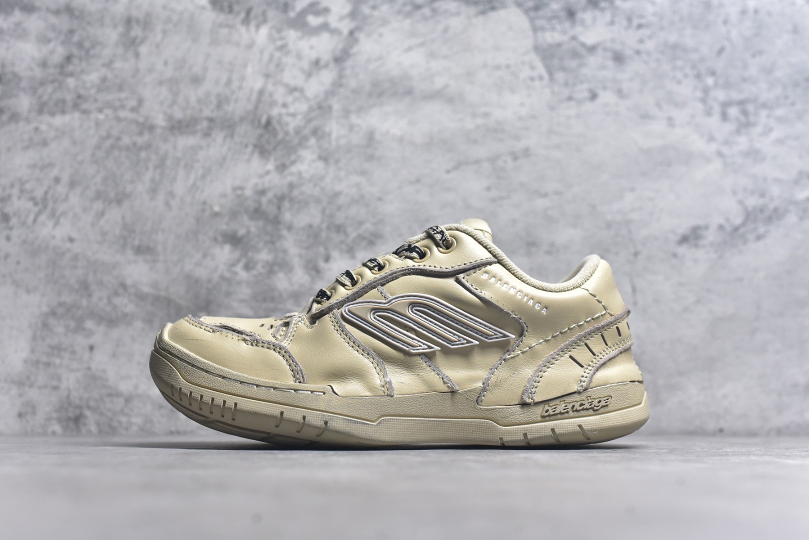#Balenciaga 巴黎世家 Hamptons 手工做旧款 牛皮革 复古圆头系带低帮休闲鞋 841765 WCURS9960 官方原配套鞋盒 防尘纸配套齐全 尺码：35 36 37 38 39 40 41 42 43 44 45 46 尺码偏大-选品中心