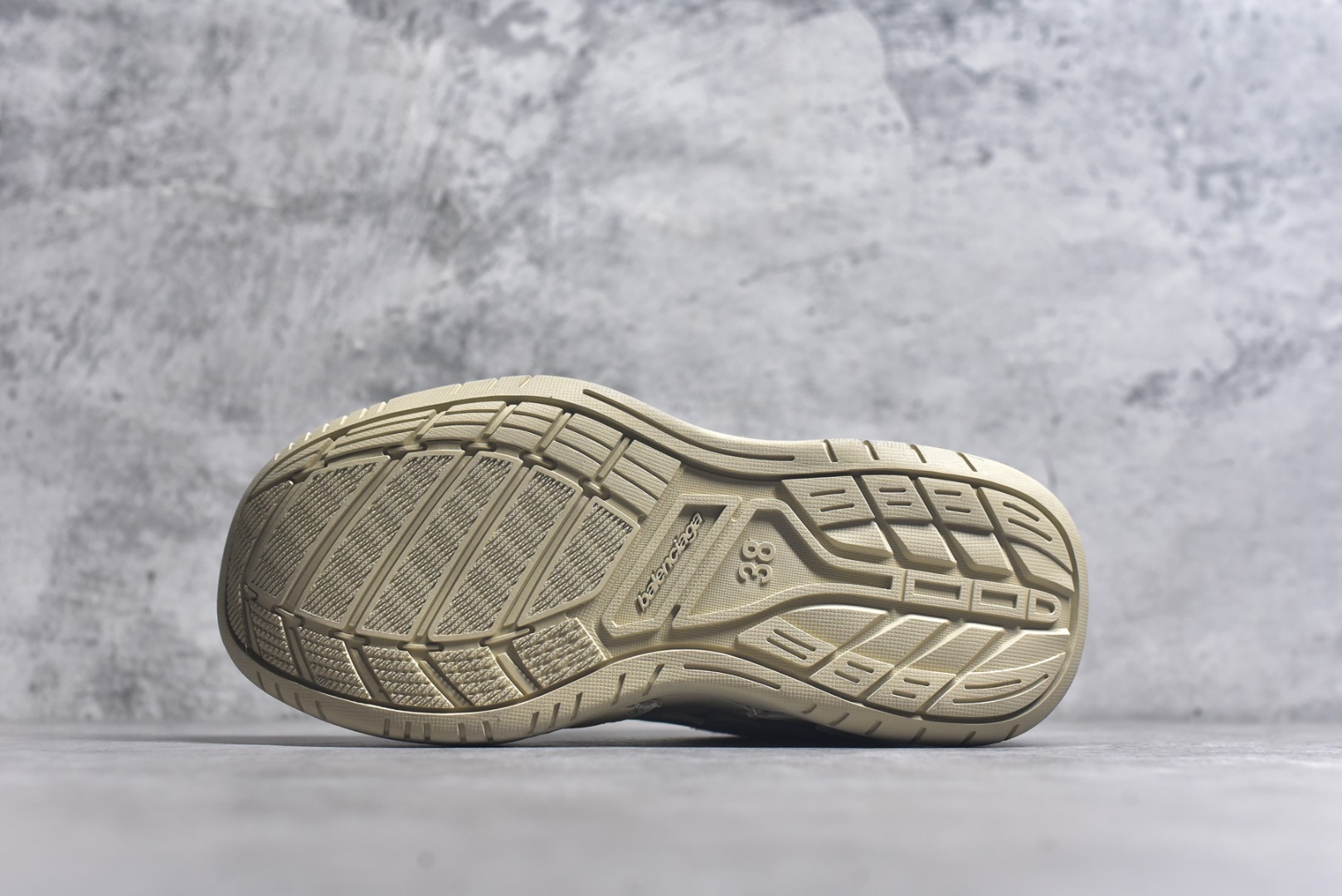 图片[6]-#Balenciaga 巴黎世家 Hamptons 手工做旧款 牛皮革 复古圆头系带低帮休闲鞋 841765 WCURS9960 官方原配套鞋盒 防尘纸配套齐全 尺码：35 36 37 38 39 40 41 42 43 44 45 46 尺码偏大-选品中心