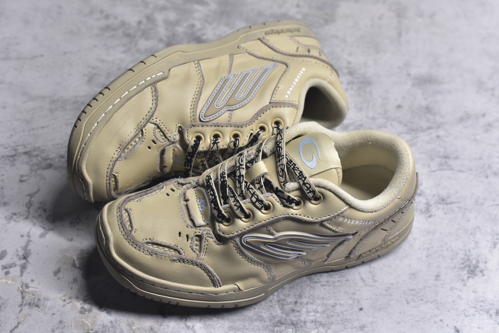 图片[7]-#Balenciaga 巴黎世家 Hamptons 手工做旧款 牛皮革 复古圆头系带低帮休闲鞋 841765 WCURS9960 官方原配套鞋盒 防尘纸配套齐全 尺码：35 36 37 38 39 40 41 42 43 44 45 46 尺码偏大-选品中心