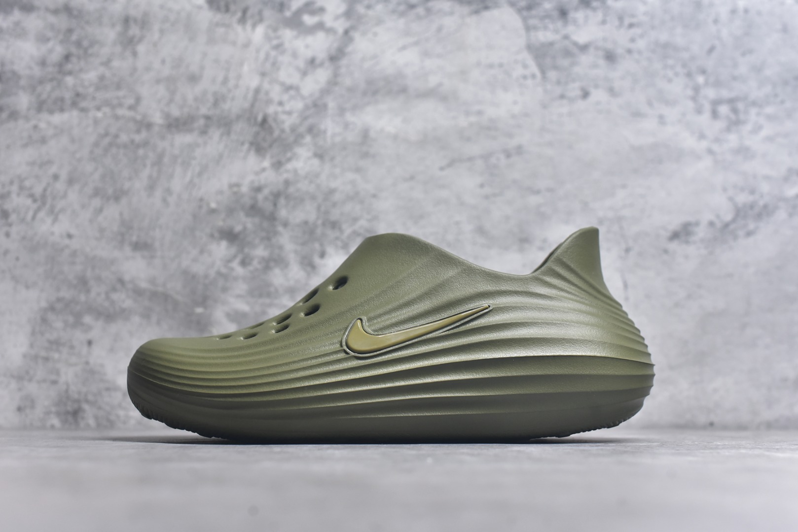 #Nike Reactx Rejuven 8 耐克新款夏季沙滩凉鞋拖鞋洞洞鞋 HV5060-201 市场最高版本 没有之一 品质细节远远超越市面版本 欢迎对比 脚感材料都是原版同步 比市场货好太多 正确组合底 超高清洁度 完美版型 区别市面通货 采用质感柔软且出众回弹的 ReactX泡绵，发泡组合大底 脚感十分舒适，缔造非凡舒适的日常穿着体验，助你保持活力。 尺码：36-49.5 建议选大半码到一码-选品中心