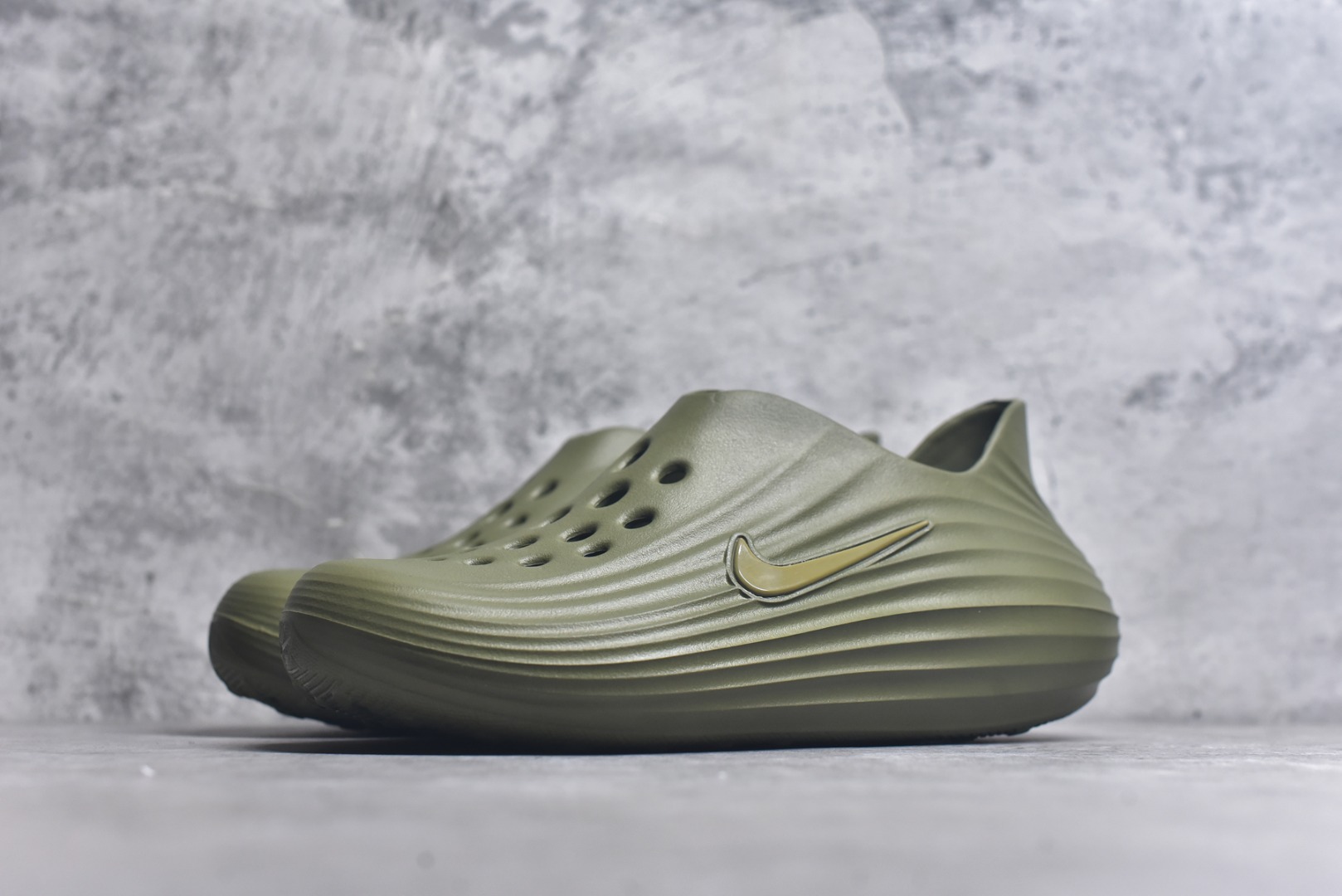 图片[2]-#Nike Reactx Rejuven 8 耐克新款夏季沙滩凉鞋拖鞋洞洞鞋 HV5060-201 市场最高版本 没有之一 品质细节远远超越市面版本 欢迎对比 脚感材料都是原版同步 比市场货好太多 正确组合底 超高清洁度 完美版型 区别市面通货 采用质感柔软且出众回弹的 ReactX泡绵，发泡组合大底 脚感十分舒适，缔造非凡舒适的日常穿着体验，助你保持活力。 尺码：36-49.5 建议选大半码到一码-选品中心