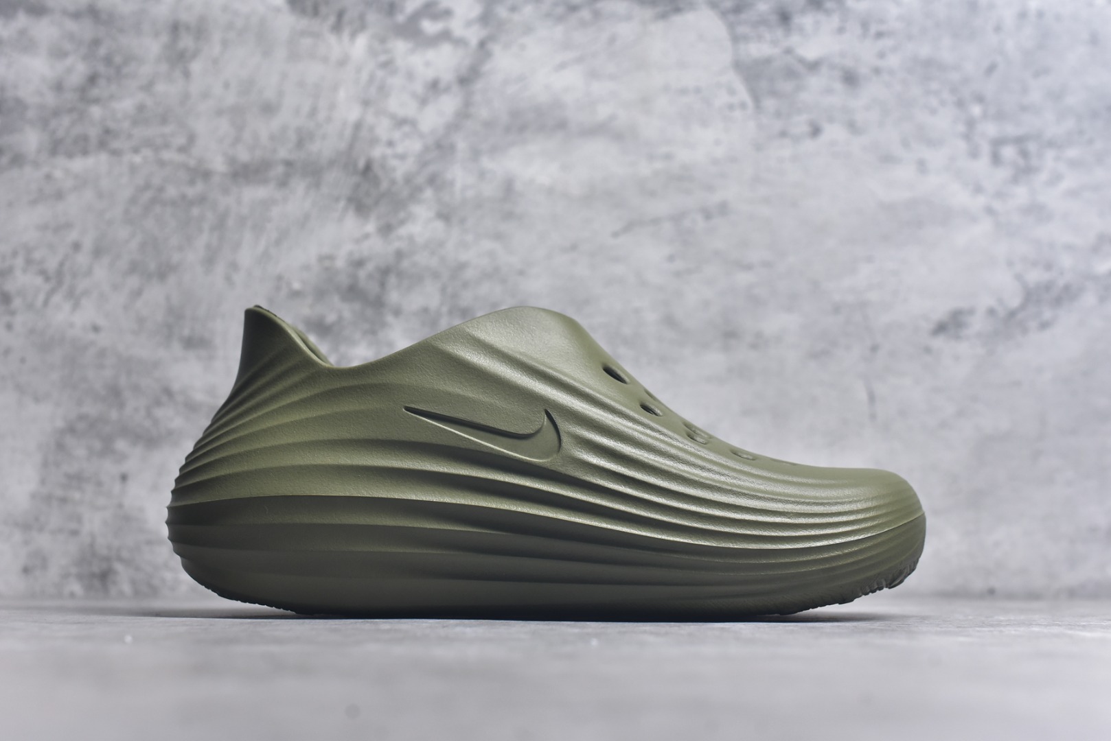 图片[3]-#Nike Reactx Rejuven 8 耐克新款夏季沙滩凉鞋拖鞋洞洞鞋 HV5060-201 市场最高版本 没有之一 品质细节远远超越市面版本 欢迎对比 脚感材料都是原版同步 比市场货好太多 正确组合底 超高清洁度 完美版型 区别市面通货 采用质感柔软且出众回弹的 ReactX泡绵，发泡组合大底 脚感十分舒适，缔造非凡舒适的日常穿着体验，助你保持活力。 尺码：36-49.5 建议选大半码到一码-选品中心