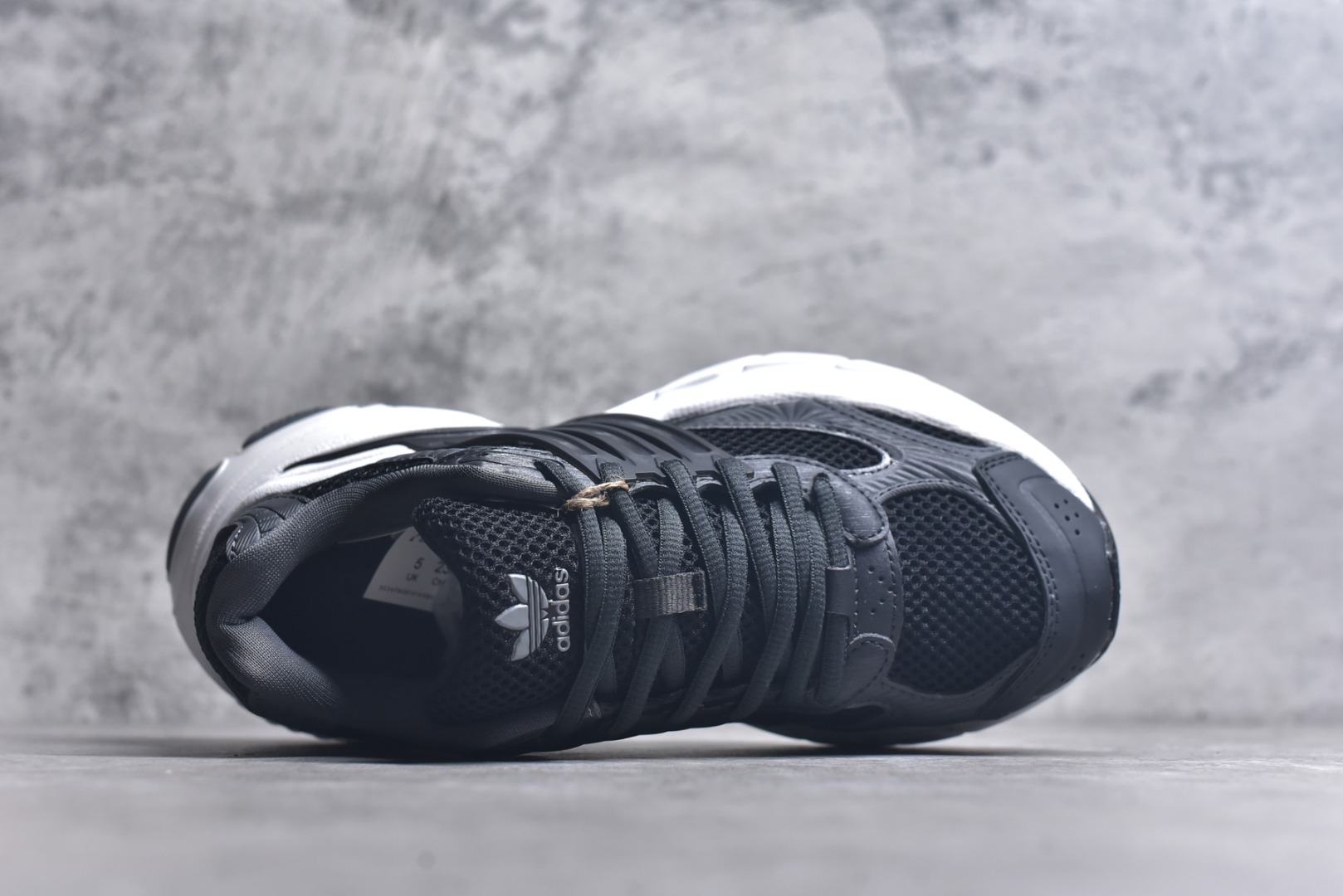 图片[4]-#AD XLG Runner Deluxe 跑步者豪华版系列低帮厚底增高老爹风复古缓震休闲运动慢跑鞋 自从阿迪达斯和巴黎世家合作后，没少出双方联名的平替。结果根据最新情报，阿迪现在已经把手伸到了巴家爆款3XL的身上，新鞋Xlg Runner Deluxe实物曝光，emm，鞋款整体一眼丁真是巴黎世家Track＋3XL大底的缝合怪版本，要不是鞋侧明晃晃的adidas三道杠Logo，估计各位看了都得蒙。这波不能说是完全复制巴黎世家，但也多少有点借鉴的味道了。新鞋基本就是在阿迪经典\”Climacool\”鞋款的基础上，升级了Boots大底以及加入了\”巴味\”设计元素…尺码：36-45-选品中心
