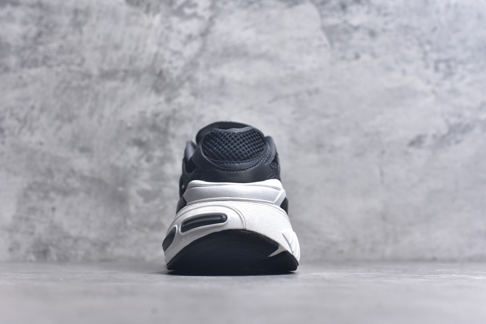 图片[5]-#AD XLG Runner Deluxe 跑步者豪华版系列低帮厚底增高老爹风复古缓震休闲运动慢跑鞋 自从阿迪达斯和巴黎世家合作后，没少出双方联名的平替。结果根据最新情报，阿迪现在已经把手伸到了巴家爆款3XL的身上，新鞋Xlg Runner Deluxe实物曝光，emm，鞋款整体一眼丁真是巴黎世家Track＋3XL大底的缝合怪版本，要不是鞋侧明晃晃的adidas三道杠Logo，估计各位看了都得蒙。这波不能说是完全复制巴黎世家，但也多少有点借鉴的味道了。新鞋基本就是在阿迪经典\”Climacool\”鞋款的基础上，升级了Boots大底以及加入了\”巴味\”设计元素…尺码：36-45-选品中心