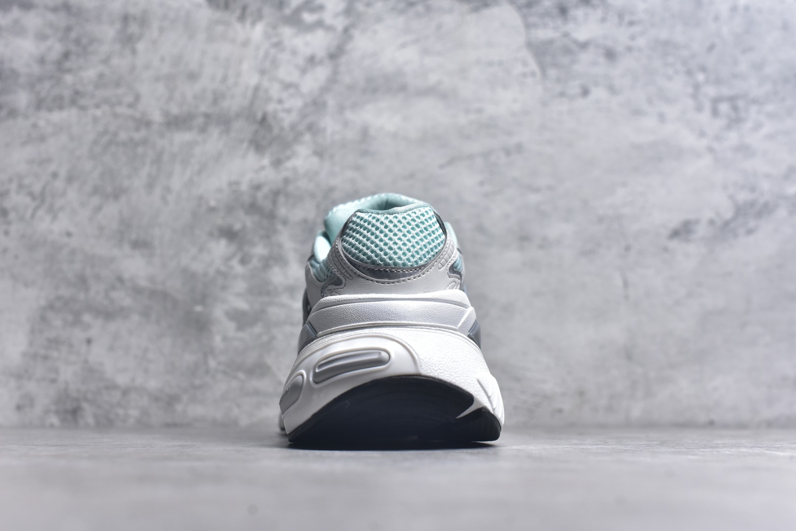 图片[5]-#AD XLG Runner Deluxe 跑步者豪华版系列低帮厚底增高老爹风复古缓震休闲运动慢跑鞋 自从阿迪达斯和巴黎世家合作后，没少出双方联名的平替。结果根据最新情报，阿迪现在已经把手伸到了巴家爆款3XL的身上，新鞋Xlg Runner Deluxe实物曝光，emm，鞋款整体一眼丁真是巴黎世家Track＋3XL大底的缝合怪版本，要不是鞋侧明晃晃的adidas三道杠Logo，估计各位看了都得蒙。这波不能说是完全复制巴黎世家，但也多少有点借鉴的味道了。新鞋基本就是在阿迪经典\”Climacool\”鞋款的基础上，升级了Boots大底以及加入了\”巴味\”设计元素…尺码：36-45-选品中心
