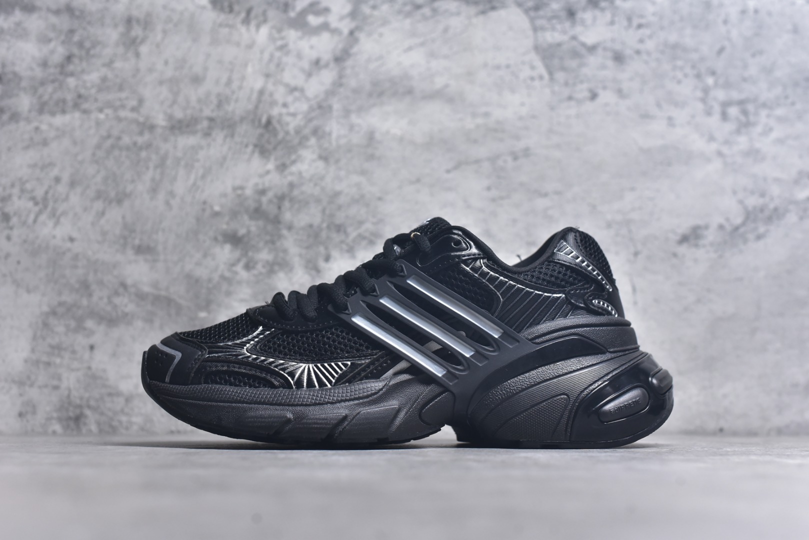 #AD XLG Runner Deluxe 跑步者豪华版系列低帮厚底增高老爹风复古缓震休闲运动慢跑鞋 自从阿迪达斯和巴黎世家合作后，没少出双方联名的平替。结果根据最新情报，阿迪现在已经把手伸到了巴家爆款3XL的身上，新鞋Xlg Runner Deluxe实物曝光，emm，鞋款整体一眼丁真是巴黎世家Track＋3XL大底的缝合怪版本，要不是鞋侧明晃晃的adidas三道杠Logo，估计各位看了都得蒙。这波不能说是完全复制巴黎世家，但也多少有点借鉴的味道了。新鞋基本就是在阿迪经典\”Climacool\”鞋款的基础上，升级了Boots大底以及加入了\”巴味\”设计元素…尺码：36-45-选品中心