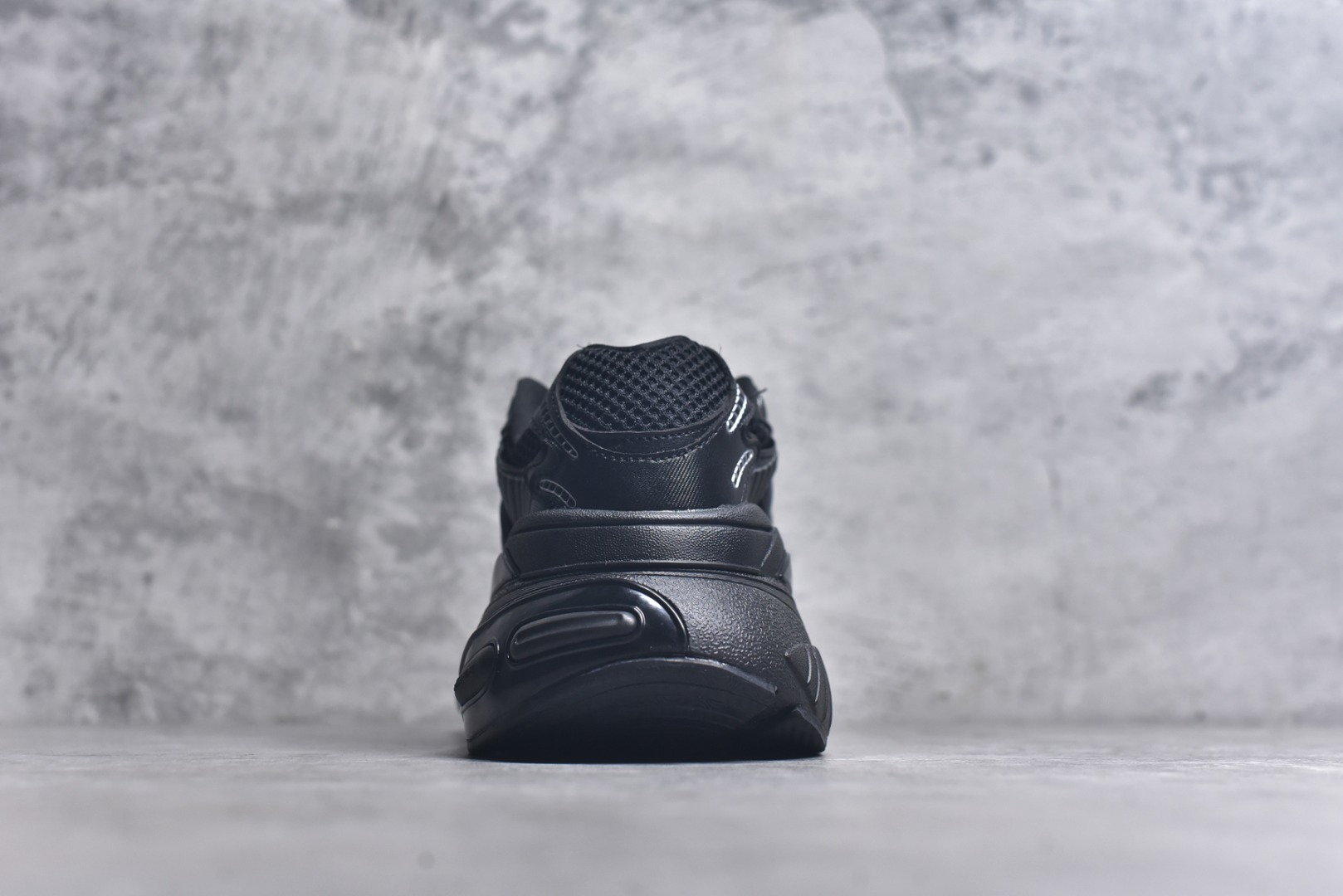 图片[5]-#AD XLG Runner Deluxe 跑步者豪华版系列低帮厚底增高老爹风复古缓震休闲运动慢跑鞋 自从阿迪达斯和巴黎世家合作后，没少出双方联名的平替。结果根据最新情报，阿迪现在已经把手伸到了巴家爆款3XL的身上，新鞋Xlg Runner Deluxe实物曝光，emm，鞋款整体一眼丁真是巴黎世家Track＋3XL大底的缝合怪版本，要不是鞋侧明晃晃的adidas三道杠Logo，估计各位看了都得蒙。这波不能说是完全复制巴黎世家，但也多少有点借鉴的味道了。新鞋基本就是在阿迪经典\”Climacool\”鞋款的基础上，升级了Boots大底以及加入了\”巴味\”设计元素…尺码：36-45-选品中心