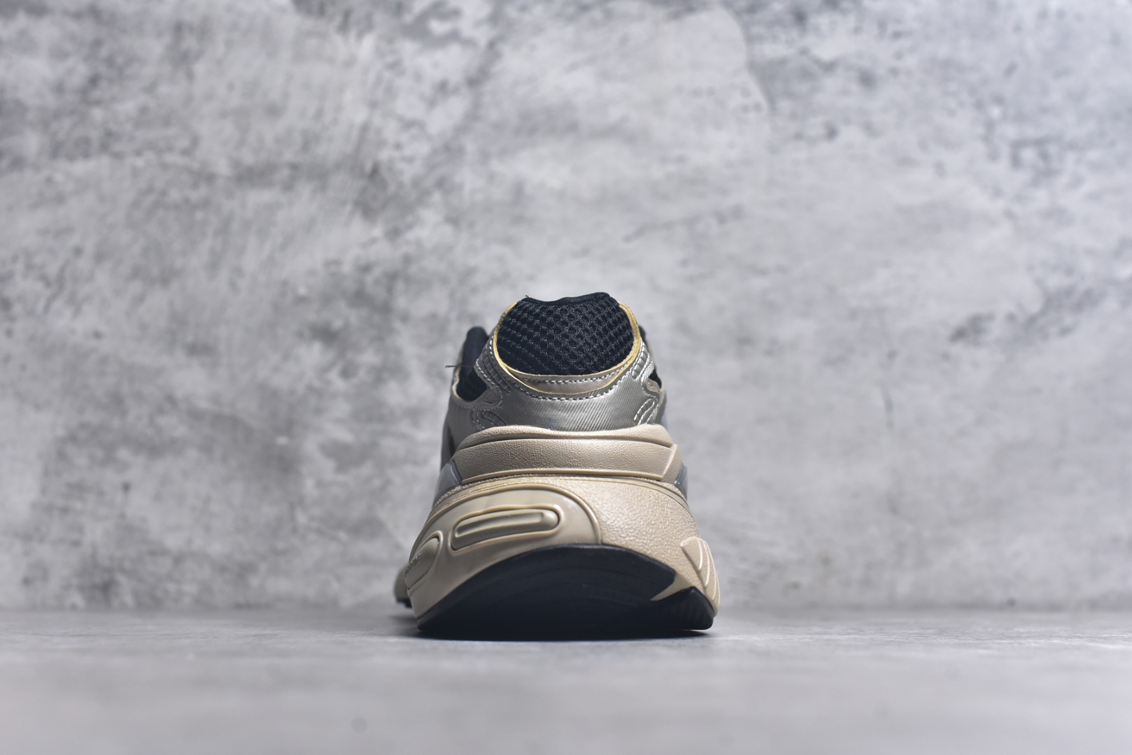 图片[5]-#AD XLG Runner Deluxe 跑步者豪华版系列低帮厚底增高老爹风复古缓震休闲运动慢跑鞋 自从阿迪达斯和巴黎世家合作后，没少出双方联名的平替。结果根据最新情报，阿迪现在已经把手伸到了巴家爆款3XL的身上，新鞋Xlg Runner Deluxe实物曝光，emm，鞋款整体一眼丁真是巴黎世家Track＋3XL大底的缝合怪版本，要不是鞋侧明晃晃的adidas三道杠Logo，估计各位看了都得蒙。这波不能说是完全复制巴黎世家，但也多少有点借鉴的味道了。新鞋基本就是在阿迪经典\”Climacool\”鞋款的基础上，升级了Boots大底以及加入了\”巴味\”设计元素…尺码：36-45-选品中心