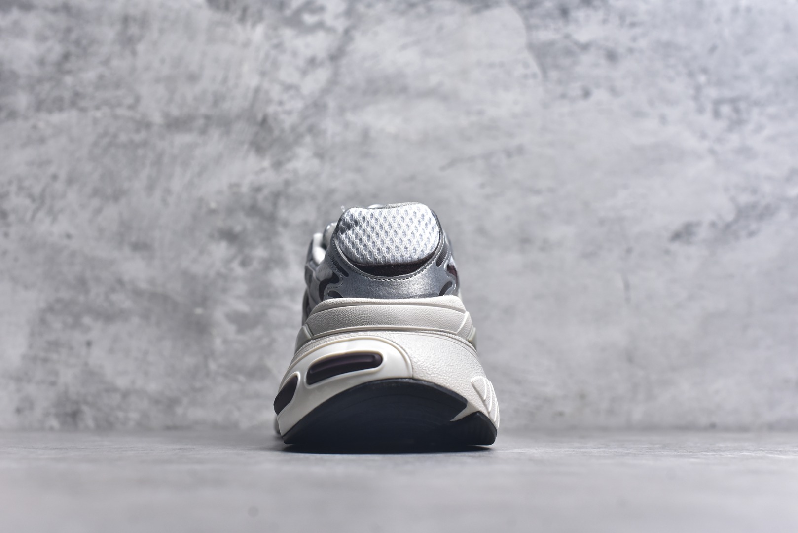 图片[5]-#AD XLG Runner Deluxe 跑步者豪华版系列低帮厚底增高老爹风复古缓震休闲运动慢跑鞋 自从阿迪达斯和巴黎世家合作后，没少出双方联名的平替。结果根据最新情报，阿迪现在已经把手伸到了巴家爆款3XL的身上，新鞋Xlg Runner Deluxe实物曝光，emm，鞋款整体一眼丁真是巴黎世家Track＋3XL大底的缝合怪版本，要不是鞋侧明晃晃的adidas三道杠Logo，估计各位看了都得蒙。这波不能说是完全复制巴黎世家，但也多少有点借鉴的味道了。新鞋基本就是在阿迪经典\”Climacool\”鞋款的基础上，升级了Boots大底以及加入了\”巴味\”设计元素…尺码：36-45-选品中心