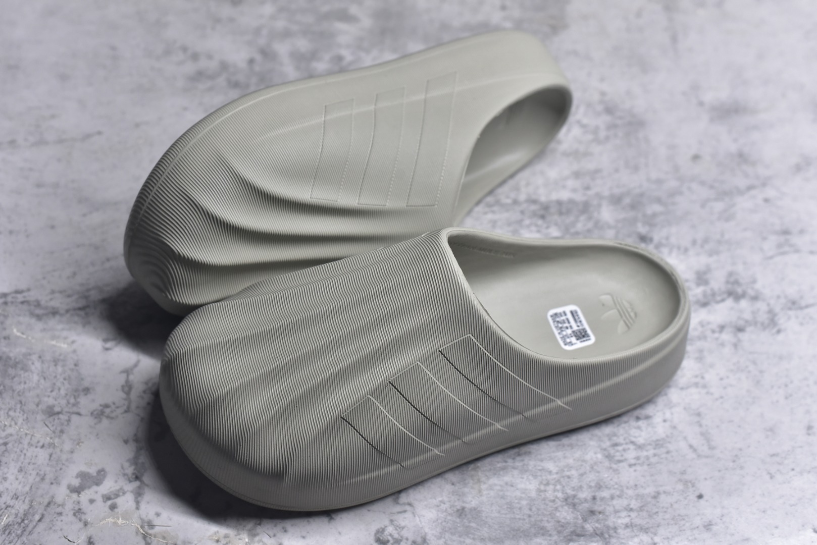 图片[7]-#AD adiFOM Superstar MULE 贝壳头版一脚蹬半拖鸭掌鞋半拖 灰绿 IE0757 重金购入原鞋及原档案磨具生产指令开发 鞋头部位凹凸有致 横向大面积波浪纹理 后跟Logo 凹凸明显 轮廓分明 描漆定位精准 公整无偏差不溢出 LOGO内侧钢印清晰工整 原厂磨具全鞋无多余毛边 同源公司EVA粒子环保塑料 原厂指令配方 无任何异味 弹性卡色均保持原鞋一致 匠心打造 鞋口弧度大小 鞋面色泽质感同步原鞋 LOGO内侧钢印清晰工整 中底部分带原厂钢印编号 原厂Ortholite欧斯莱鞋垫 区别掉渣海玻璃鞋垫 吸汗防臭的效果无法相提并论 原厂定制原标 同比ZP 符合人体设计 产品基于标志性 Superstar 鞋款轮廓的同时 利用可再生的甘蔗加工物材料制成一体式泡沫鞋身 无鞋带设计更加方便穿脱 点睛之笔在于标志性的三道杠出现在鞋子的两侧 鞋跟贴片上饰有品牌标志性的三叶草压花 偏小一码 尺码：36-45-选品中心