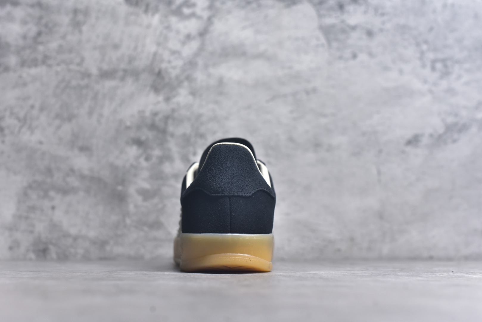 图片[5]-#AD Gazelle Indoor Trainers 羚羊内训系列低帮复古百搭休闲运动德训风板鞋 JS1412 90年代经典的复刻版！自60年代以足球训练鞋面世以来,Gazelle就以其经典设计席卷全球。1991年版本的复刻,再造经典Gazelle。采用皮革打造,搭配浊色细节,让这款经典更加简约。尺码：35.5-45-选品中心