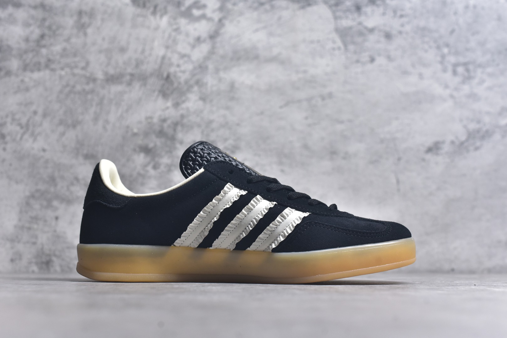 图片[3]-#AD Gazelle Indoor Trainers 羚羊内训系列低帮复古百搭休闲运动德训风板鞋 JS1412 90年代经典的复刻版！自60年代以足球训练鞋面世以来,Gazelle就以其经典设计席卷全球。1991年版本的复刻,再造经典Gazelle。采用皮革打造,搭配浊色细节,让这款经典更加简约。尺码：35.5-45-选品中心