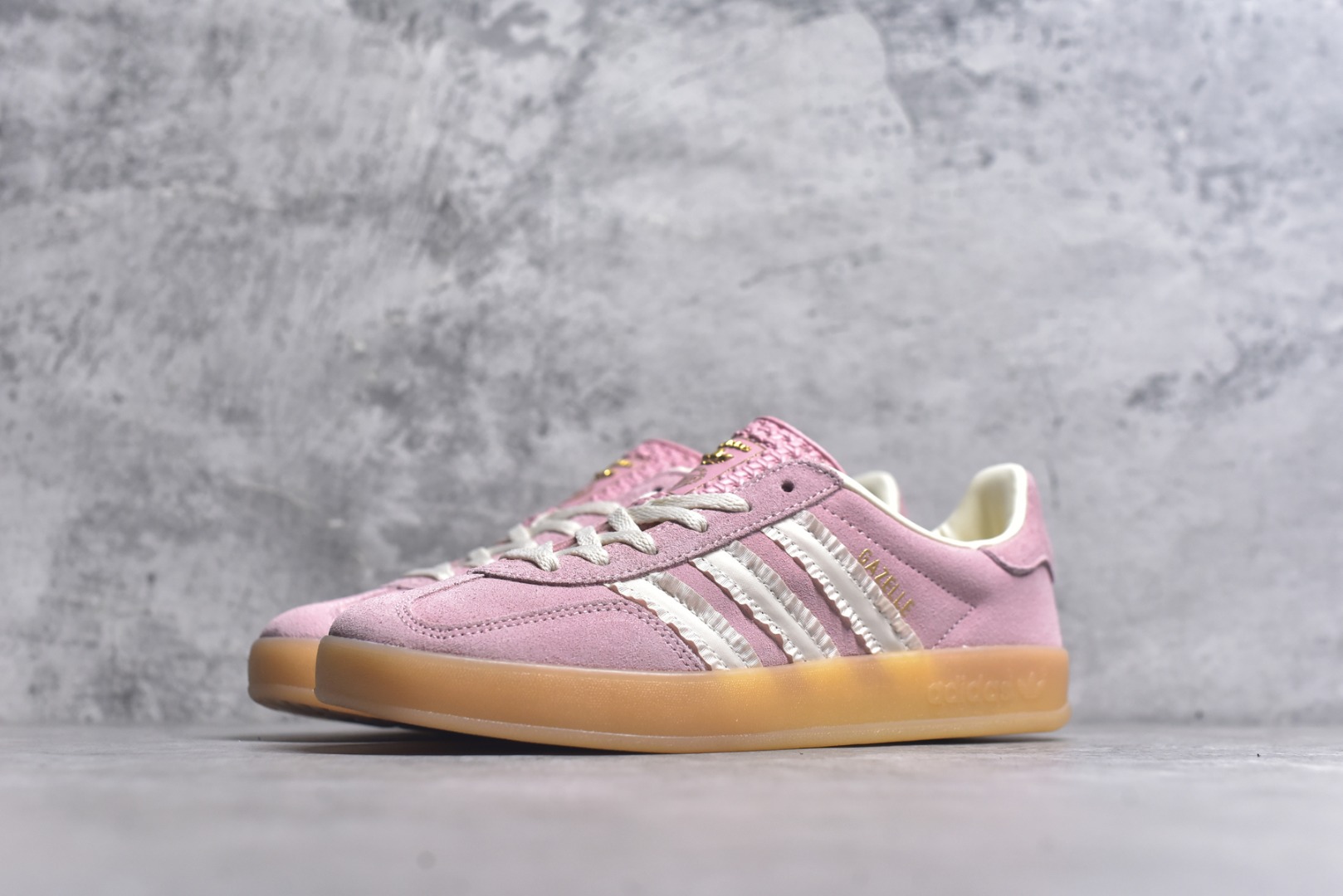 图片[2]-#AD Gazelle Indoor Trainers 羚羊内训系列低帮复古百搭休闲运动德训风板鞋 JS1413 90年代经典的复刻版！自60年代以足球训练鞋面世以来,Gazelle就以其经典设计席卷全球。1991年版本的复刻,再造经典Gazelle。采用皮革打造,搭配浊色细节,让这款经典更加简约。尺码：35.5-45-选品中心