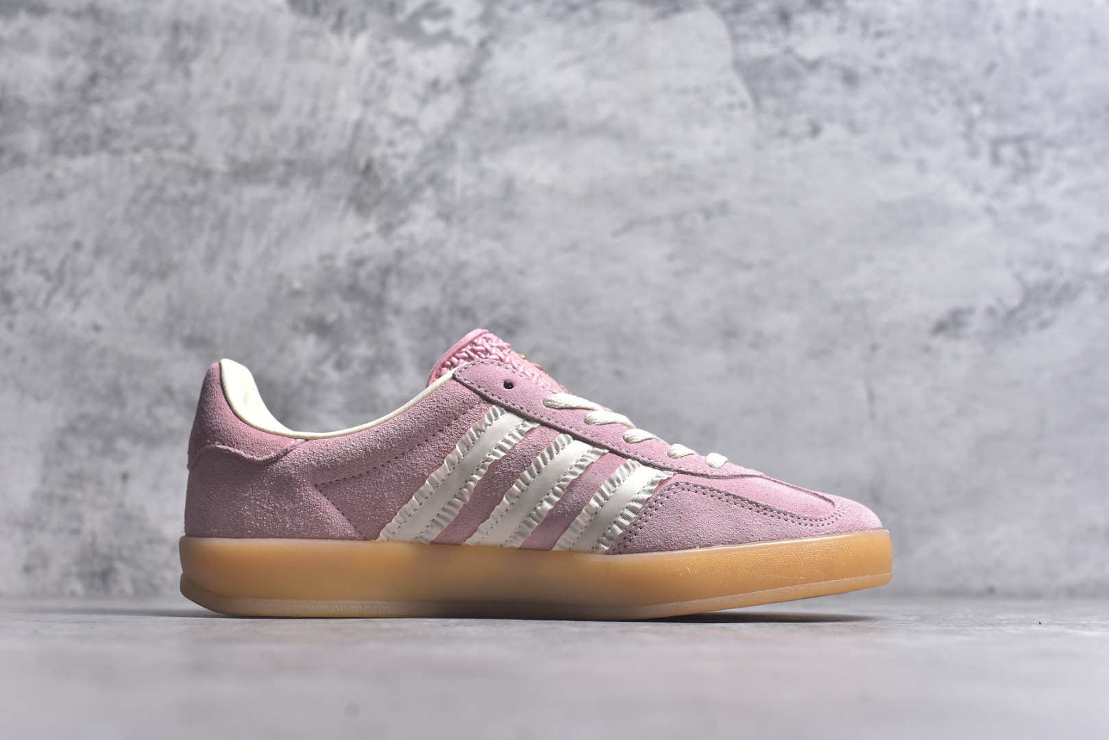 图片[3]-#AD Gazelle Indoor Trainers 羚羊内训系列低帮复古百搭休闲运动德训风板鞋 JS1413 90年代经典的复刻版！自60年代以足球训练鞋面世以来,Gazelle就以其经典设计席卷全球。1991年版本的复刻,再造经典Gazelle。采用皮革打造,搭配浊色细节,让这款经典更加简约。尺码：35.5-45-选品中心