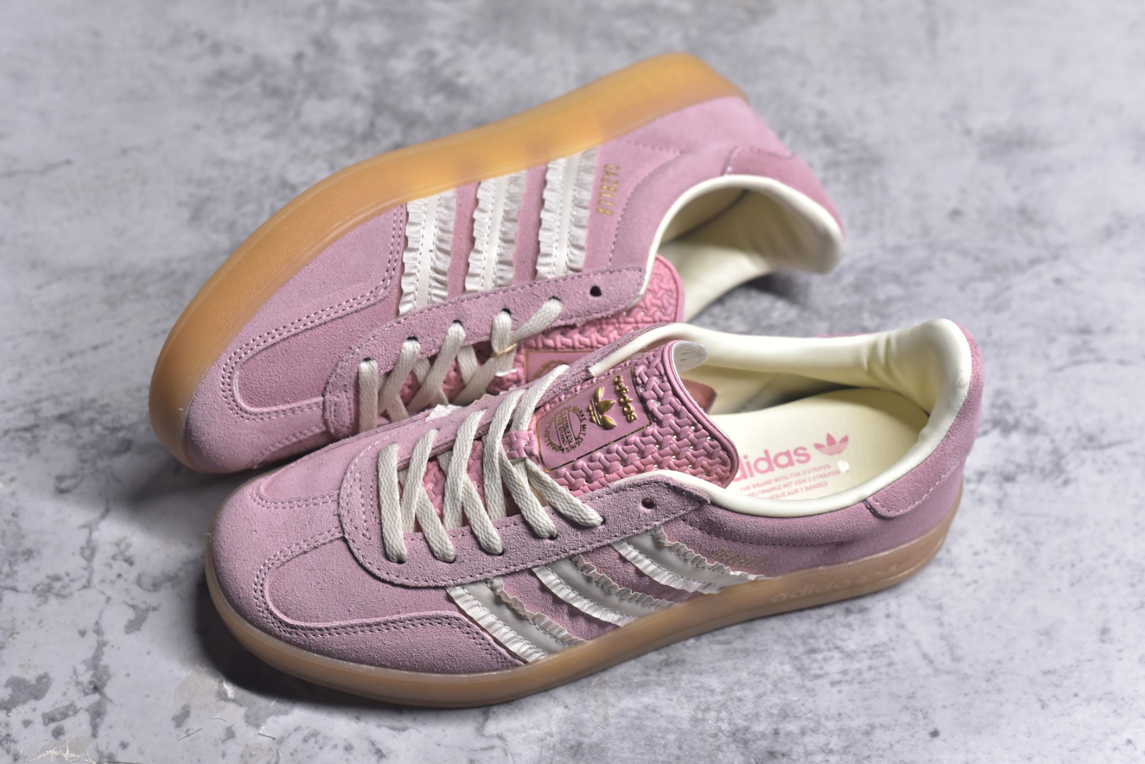 图片[7]-#AD Gazelle Indoor Trainers 羚羊内训系列低帮复古百搭休闲运动德训风板鞋 JS1413 90年代经典的复刻版！自60年代以足球训练鞋面世以来,Gazelle就以其经典设计席卷全球。1991年版本的复刻,再造经典Gazelle。采用皮革打造,搭配浊色细节,让这款经典更加简约。尺码：35.5-45-选品中心