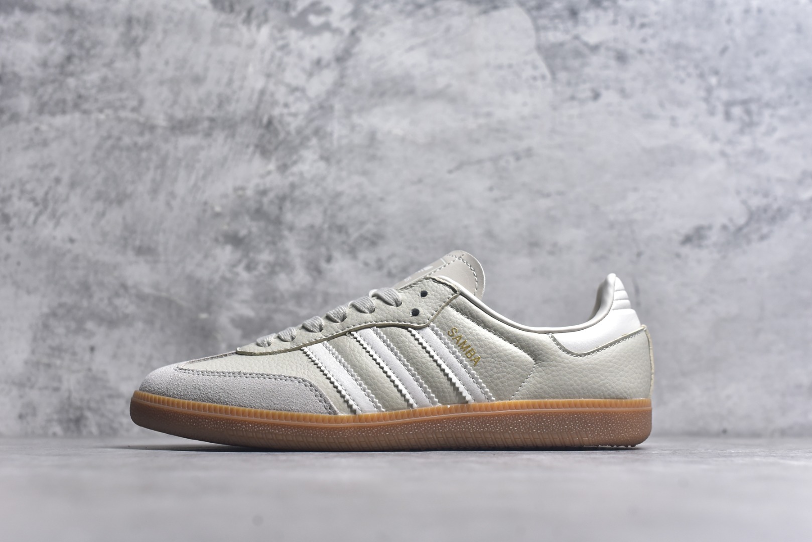 #AD Original Samba OG 复古经典轻便板鞋 IE7013 这款桑巴鞋展示了高质量的工艺 带有装饰的超锁缝制和无缝的手感 柔软、柔软的皮革造型和标志性的3条纹完成了精致的外观 正规合身鞋带 鞋面上有绒面鞋垫 橡胶鞋底 享受正畸套筒软感 自50年代首次亮相以来就一直在赢得粉丝的青睐 尺码：36 36.5 37.5 38 38.5 39 40 40.5 41 42 42.5 43 44 44.5 45-选品中心