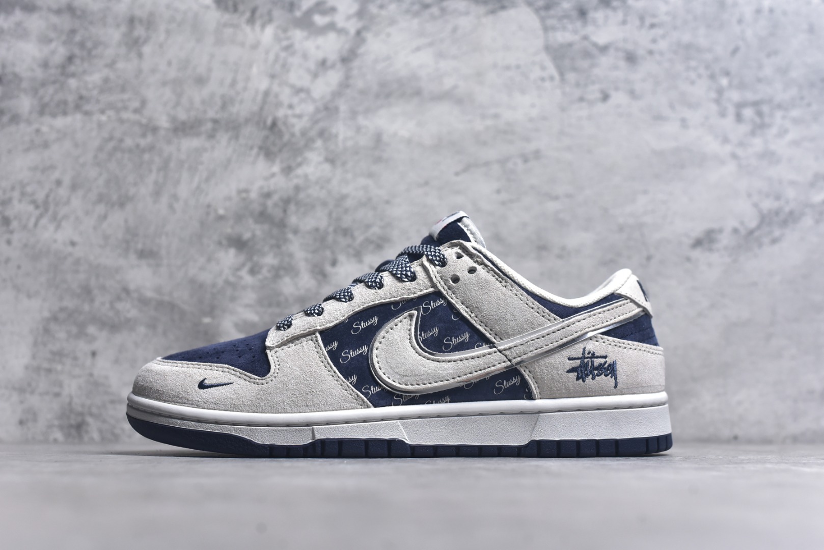 #Nk SB Dunk Low 斯图西联名-米蓝猪八英文 周年高端定制 低帮休闲板鞋 XX2025-528 #定制鞋盒 大厂纯原品质出货 超高清洁度 皮料切割干净无任何毛边 细节完美 尺码：36 36.5 37.5 38 38.5 39 40 40.5 41 42 42.5 43 44 44.5 45 9.E5-选品中心