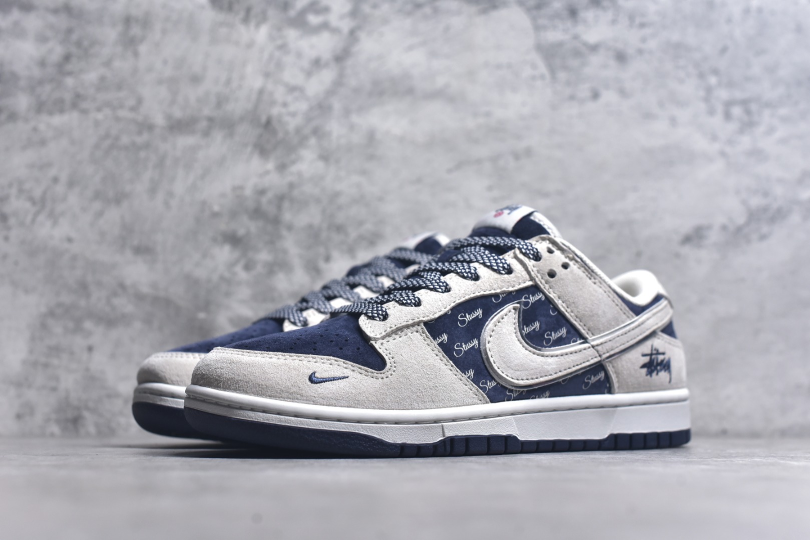 图片[2]-#Nk SB Dunk Low 斯图西联名-米蓝猪八英文 周年高端定制 低帮休闲板鞋 XX2025-528 #定制鞋盒 大厂纯原品质出货 超高清洁度 皮料切割干净无任何毛边 细节完美 尺码：36 36.5 37.5 38 38.5 39 40 40.5 41 42 42.5 43 44 44.5 45 9.E5-选品中心