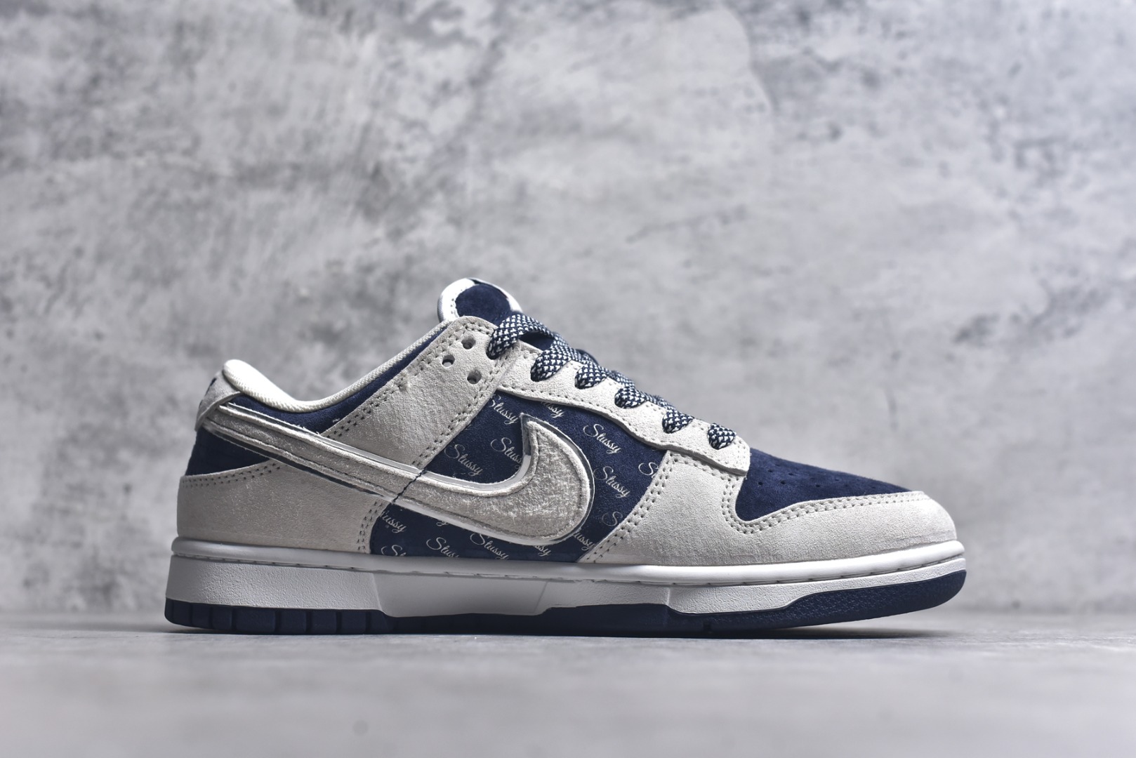 图片[3]-#Nk SB Dunk Low 斯图西联名-米蓝猪八英文 周年高端定制 低帮休闲板鞋 XX2025-528 #定制鞋盒 大厂纯原品质出货 超高清洁度 皮料切割干净无任何毛边 细节完美 尺码：36 36.5 37.5 38 38.5 39 40 40.5 41 42 42.5 43 44 44.5 45 9.E5-选品中心