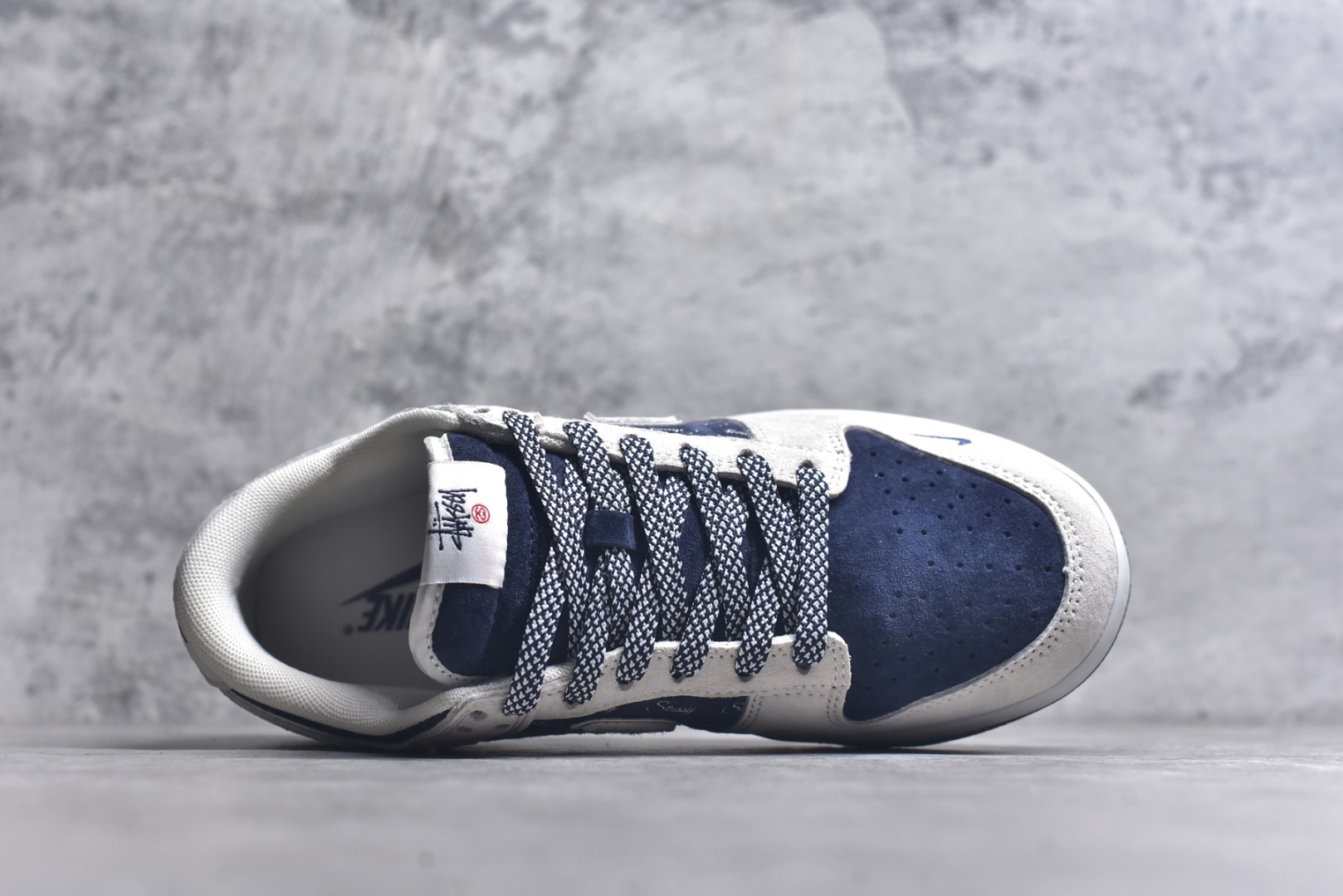 图片[4]-#Nk SB Dunk Low 斯图西联名-米蓝猪八英文 周年高端定制 低帮休闲板鞋 XX2025-528 #定制鞋盒 大厂纯原品质出货 超高清洁度 皮料切割干净无任何毛边 细节完美 尺码：36 36.5 37.5 38 38.5 39 40 40.5 41 42 42.5 43 44 44.5 45 9.E5-选品中心