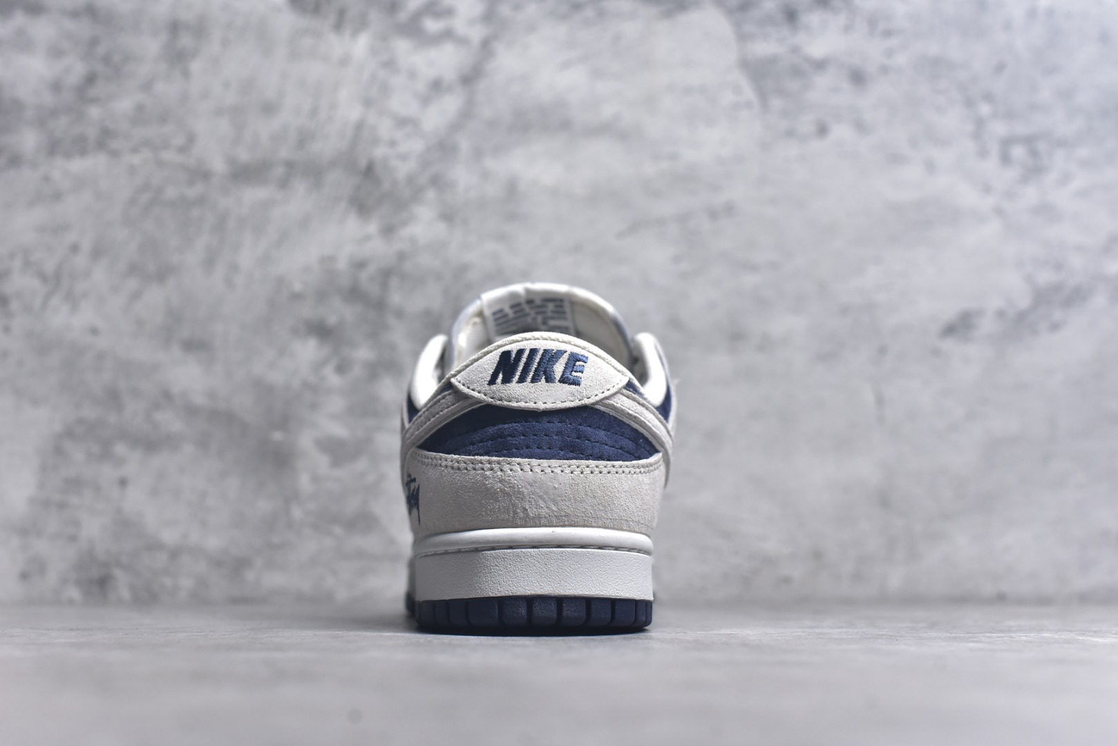 图片[5]-#Nk SB Dunk Low 斯图西联名-米蓝猪八英文 周年高端定制 低帮休闲板鞋 XX2025-528 #定制鞋盒 大厂纯原品质出货 超高清洁度 皮料切割干净无任何毛边 细节完美 尺码：36 36.5 37.5 38 38.5 39 40 40.5 41 42 42.5 43 44 44.5 45 9.E5-选品中心
