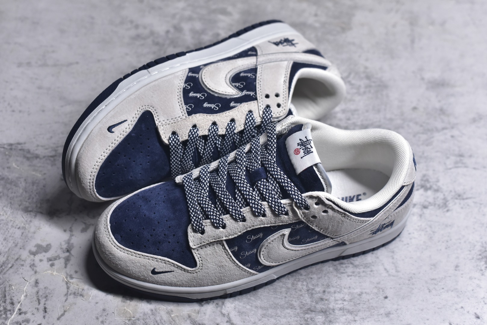 图片[7]-#Nk SB Dunk Low 斯图西联名-米蓝猪八英文 周年高端定制 低帮休闲板鞋 XX2025-528 #定制鞋盒 大厂纯原品质出货 超高清洁度 皮料切割干净无任何毛边 细节完美 尺码：36 36.5 37.5 38 38.5 39 40 40.5 41 42 42.5 43 44 44.5 45 9.E5-选品中心