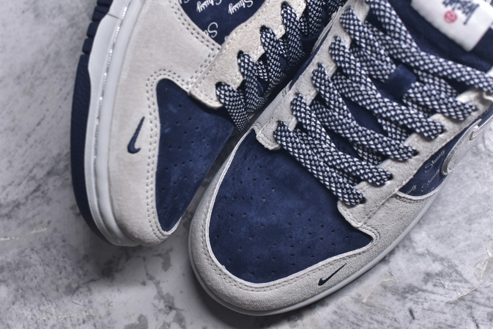 图片[8]-#Nk SB Dunk Low 斯图西联名-米蓝猪八英文 周年高端定制 低帮休闲板鞋 XX2025-528 #定制鞋盒 大厂纯原品质出货 超高清洁度 皮料切割干净无任何毛边 细节完美 尺码：36 36.5 37.5 38 38.5 39 40 40.5 41 42 42.5 43 44 44.5 45 9.E5-选品中心