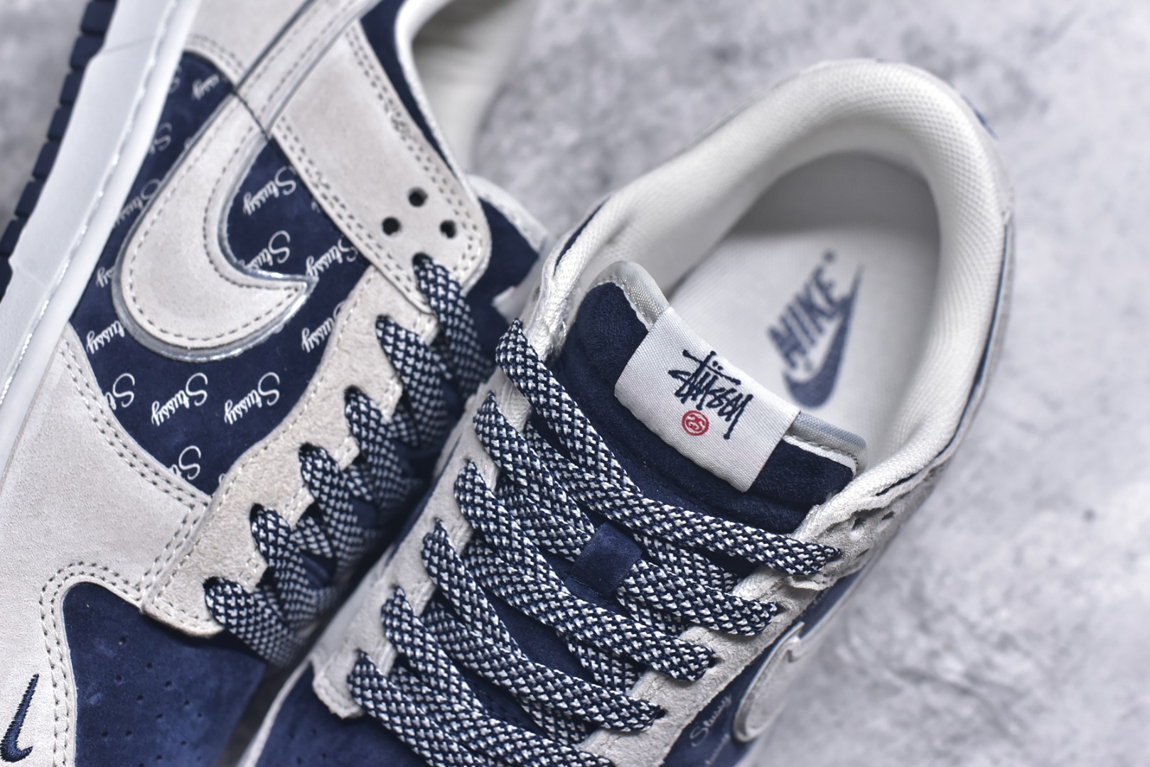 图片[9]-#Nk SB Dunk Low 斯图西联名-米蓝猪八英文 周年高端定制 低帮休闲板鞋 XX2025-528 #定制鞋盒 大厂纯原品质出货 超高清洁度 皮料切割干净无任何毛边 细节完美 尺码：36 36.5 37.5 38 38.5 39 40 40.5 41 42 42.5 43 44 44.5 45 9.E5-选品中心