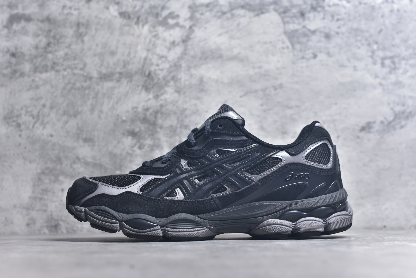 #Asics Gel-NYC 亚瑟士运动休闲透气专业跑鞋 1201A789-020 #鞋面采用反绒皮与网布拼接 透气舒适兼具休闲时尚 结合简明的配色 展现品牌的传承及引领复古流行的主题 虎爪造型的LOGO #鞋身稳定包裹系统 支撑鞋身 经典宽大鞋型配备防偏移设计提升包裹性 穿着舒适鞋面透气孔设计 提供透气性 尺码：36 37 37.5 38 39 39.5 40 40.5 41.5 42 42.5 43.5 44 45-选品中心