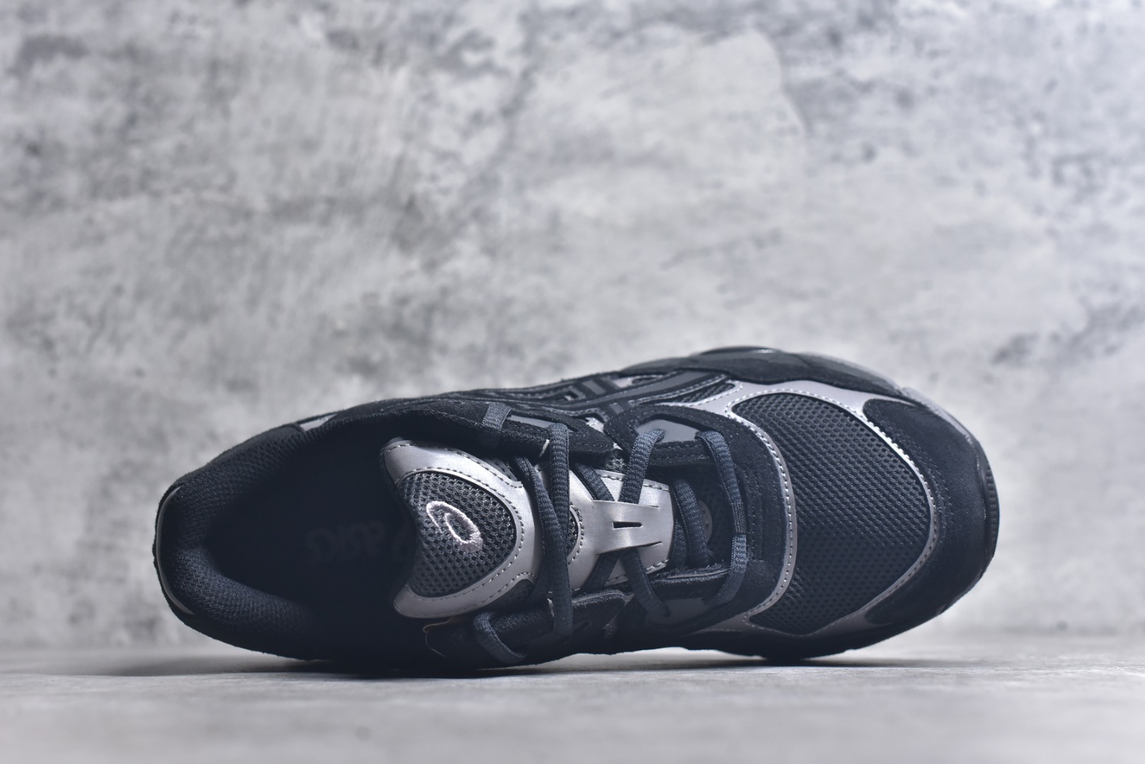 图片[4]-#Asics Gel-NYC 亚瑟士运动休闲透气专业跑鞋 1201A789-020 #鞋面采用反绒皮与网布拼接 透气舒适兼具休闲时尚 结合简明的配色 展现品牌的传承及引领复古流行的主题 虎爪造型的LOGO #鞋身稳定包裹系统 支撑鞋身 经典宽大鞋型配备防偏移设计提升包裹性 穿着舒适鞋面透气孔设计 提供透气性 尺码：36 37 37.5 38 39 39.5 40 40.5 41.5 42 42.5 43.5 44 45-选品中心