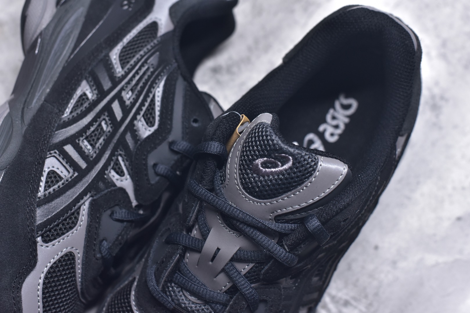 图片[9]-#Asics Gel-NYC 亚瑟士运动休闲透气专业跑鞋 1201A789-020 #鞋面采用反绒皮与网布拼接 透气舒适兼具休闲时尚 结合简明的配色 展现品牌的传承及引领复古流行的主题 虎爪造型的LOGO #鞋身稳定包裹系统 支撑鞋身 经典宽大鞋型配备防偏移设计提升包裹性 穿着舒适鞋面透气孔设计 提供透气性 尺码：36 37 37.5 38 39 39.5 40 40.5 41.5 42 42.5 43.5 44 45-选品中心
