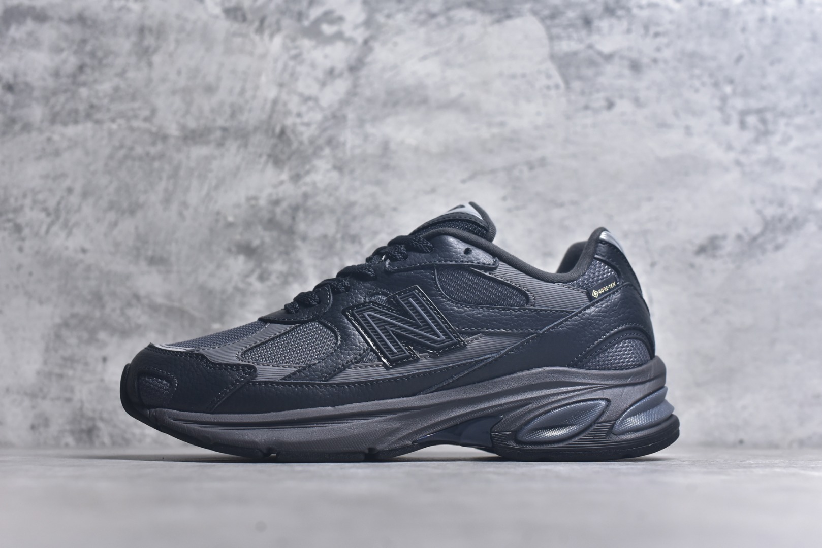 #New Balance M2010系列 新百伦 复古老爹风网布跑步休闲运动鞋 新百伦经典配色 沿袭了面世之初的经典科技 以ENCAP中底配以升级版 N-ERGY缓震物料 鞋面则采用特色的柔软麂皮搭以NewBalance经典的尼龙网布 低调中还原跑鞋本真 更年轻化的设计理念与材质 让新世代青年得以用全新视角体验经典鞋款的传奇魅力 货号：U2010RTC 尺码：36 37 37.5 38 38.5 39.5 40 40.5 41.5 42 42.5 43 44 45 46.5-选品中心
