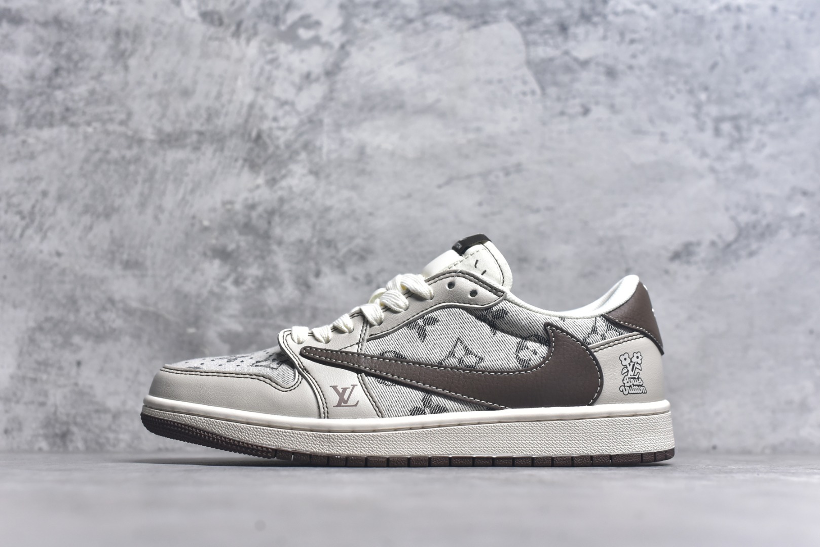 #Travis Scott x Fragment Design x Air Jordan 1 Low OG SP AJ1 乔1 LV联名 米棕布尾 低帮文化休闲板鞋 XS7089-605 #多方联名合作融合了Travis Scott 独特的音乐风格，藤原浩个性的设计风格以及Jordan品牌的经典元素 使其成为一双具有独特身份和价值的鞋子 清新而立体的外观加上联名标识更突出了其独特身份 这种配色方案显示出活力和时尚感 在视觉上引人注目 鞋身的质感和细腻的细节处理使其显得高端而格调十足 这款“倒钩”联名是设计与创意完美结合 融合多方的个性风格是一款备受瞩目的潮流鞋款 尺码：36 36.5 37.5 38 38.5 39 40 40.5 41 42 42.5 43 44 44.5 45 9.E5-选品中心